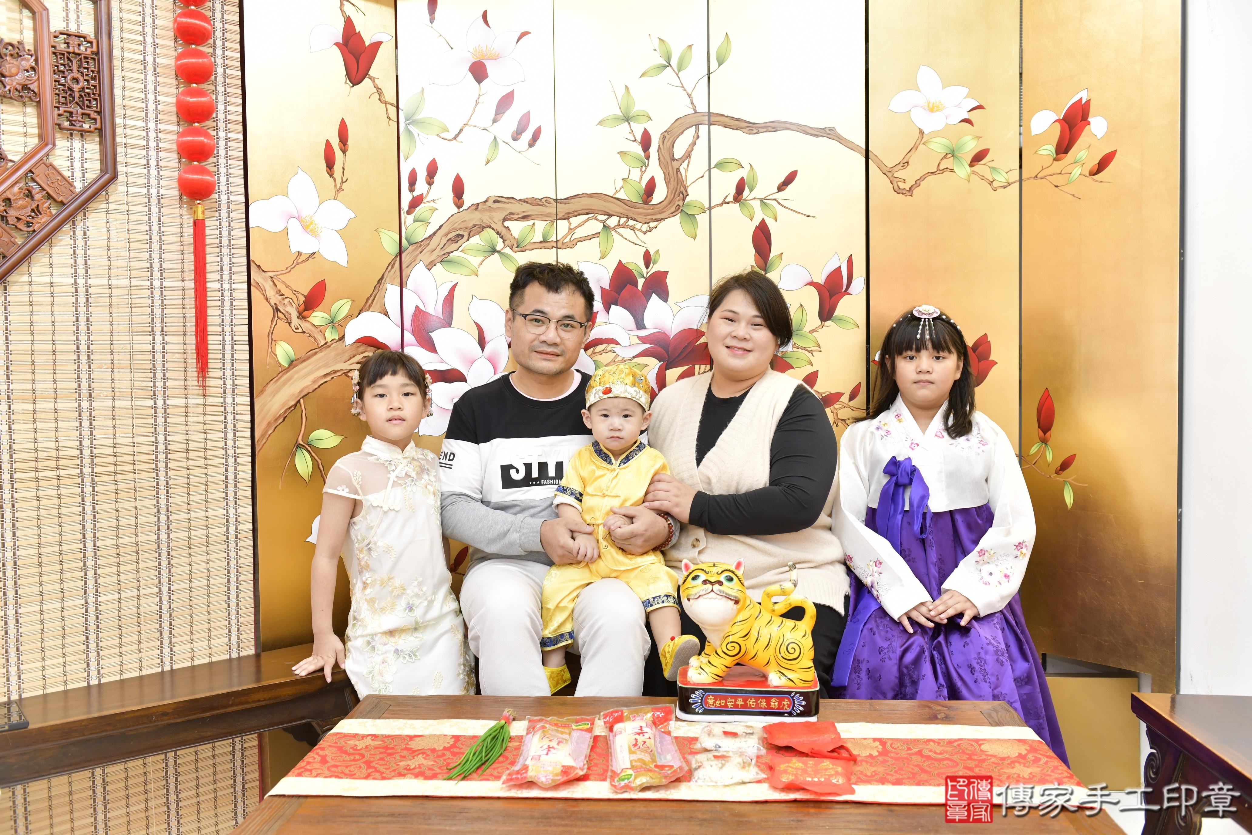 傳家手工印章新竹店、抓周、度脺、美式風會場、傳家嬰兒古禮、吉祥話、抓周道具物品24種、拍照。抓周證書。寶寶抓周、滿周歲、生日快樂、祝福 傳家手工印章新竹店、抓周、度脺、美式風會場、傳家嬰兒古禮、吉祥話、抓周道具物品24種、拍照。抓周證書。寶寶抓周、滿周歲、生日快樂、祝福