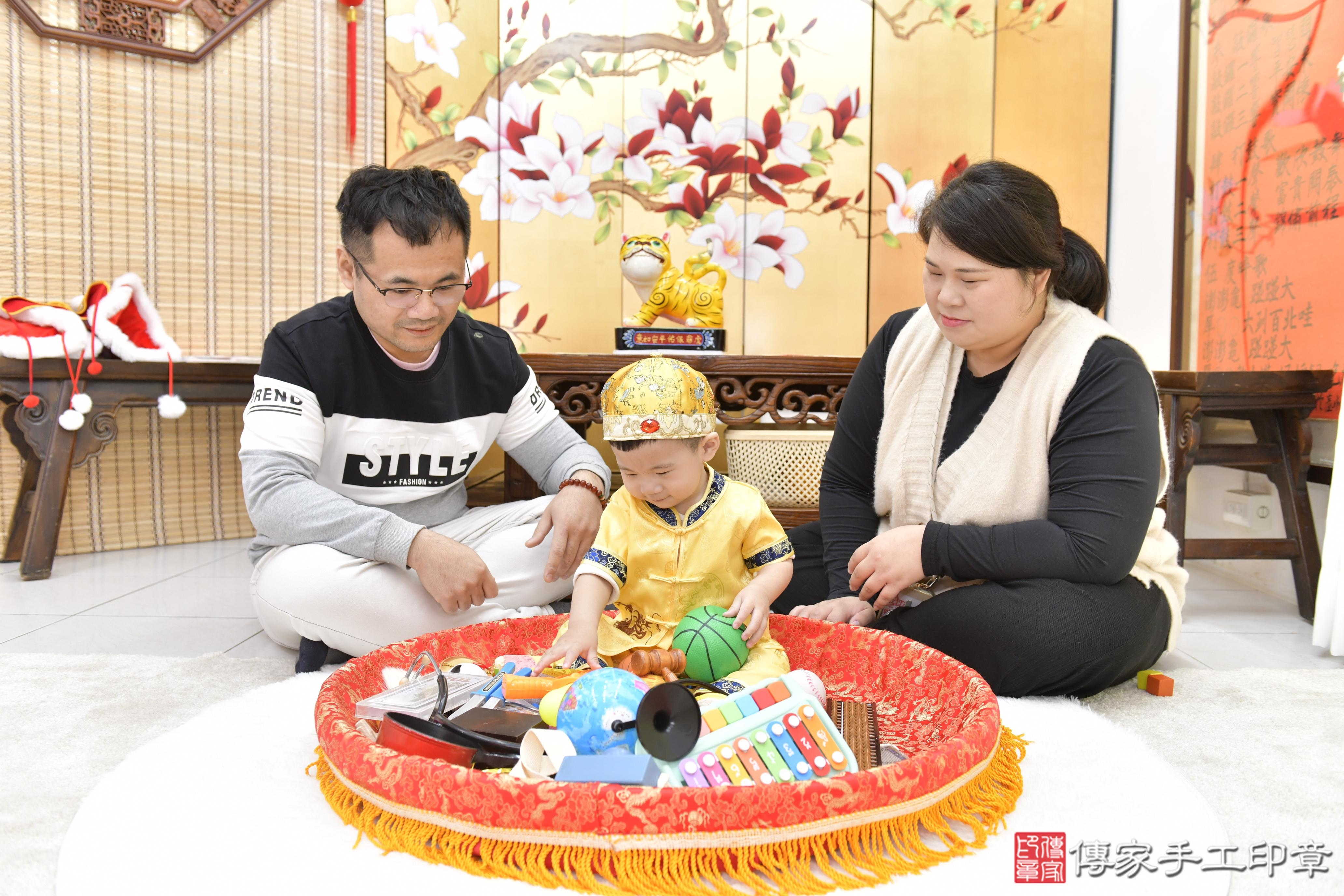 傳家手工印章新竹店、抓周、度脺、美式風會場、傳家嬰兒古禮、吉祥話、抓周道具物品24種、拍照。抓周證書。寶寶抓周、滿周歲、生日快樂、祝福 傳家手工印章新竹店、抓周、度脺、美式風會場、傳家嬰兒古禮、吉祥話、抓周道具物品24種、拍照。抓周證書。寶寶抓周、滿周歲、生日快樂、祝福
