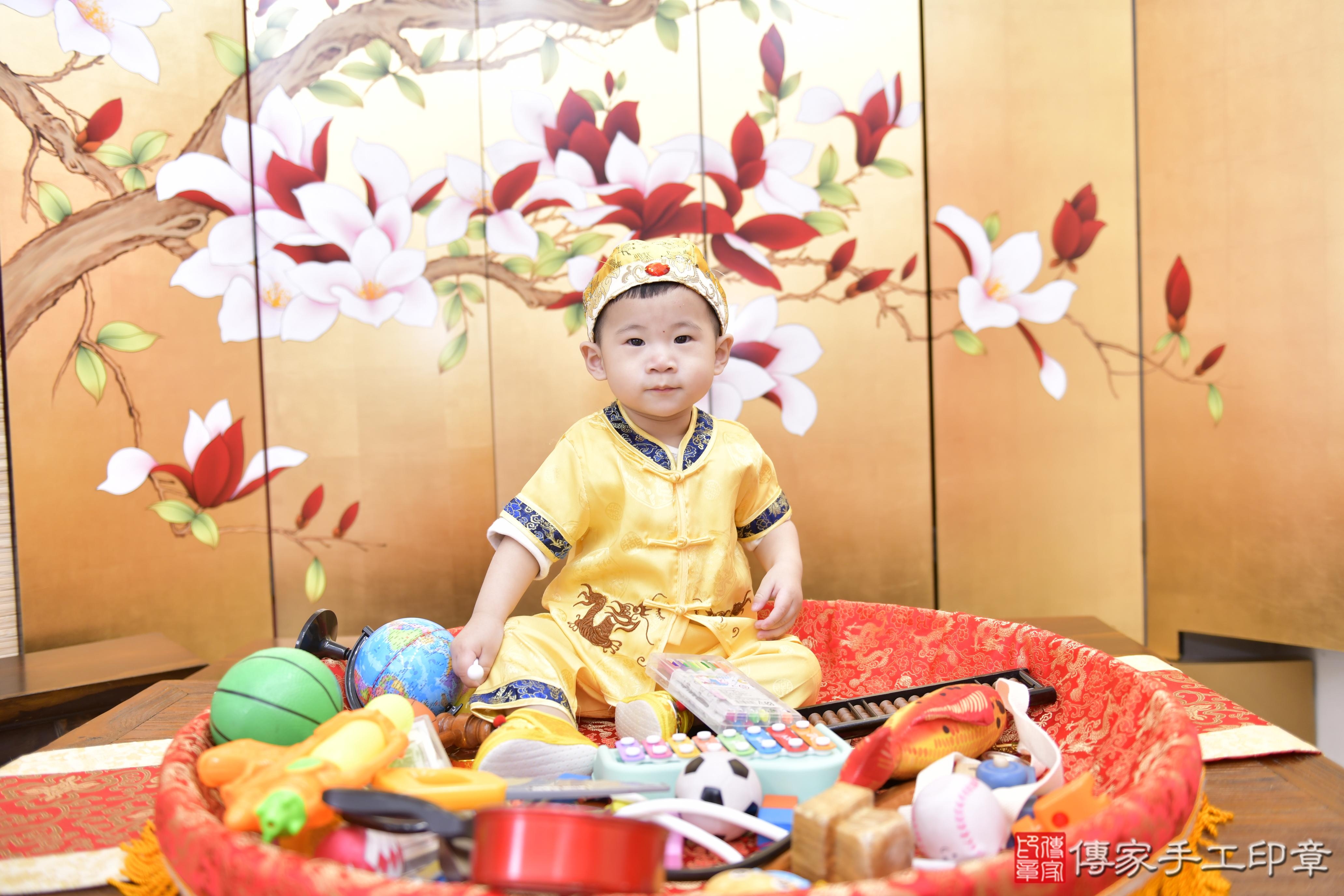 傳家手工印章新竹店、抓周、度脺、美式風會場、傳家嬰兒古禮、吉祥話、抓周道具物品24種、拍照。抓周證書。寶寶抓周、滿周歲、生日快樂、祝福 傳家手工印章新竹店、抓周、度脺、美式風會場、傳家嬰兒古禮、吉祥話、抓周道具物品24種、拍照。抓周證書。寶寶抓周、滿周歲、生日快樂、祝福