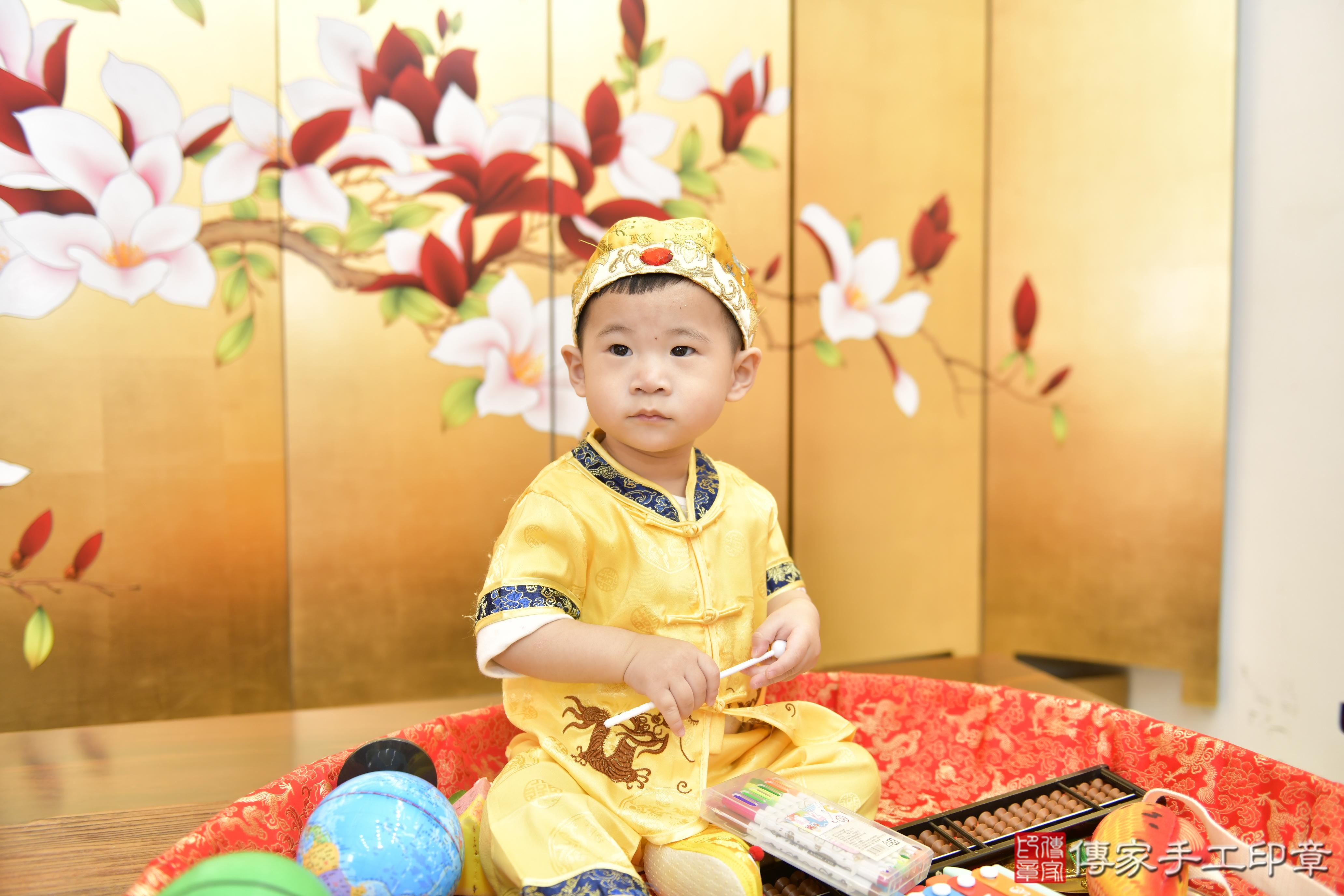 傳家手工印章新竹店、抓周、度脺、美式風會場、傳家嬰兒古禮、吉祥話、抓周道具物品24種、拍照。抓周證書。寶寶抓周、滿周歲、生日快樂、祝福 傳家手工印章新竹店、抓周、度脺、美式風會場、傳家嬰兒古禮、吉祥話、抓周道具物品24種、拍照。抓周證書。寶寶抓周、滿周歲、生日快樂、祝福