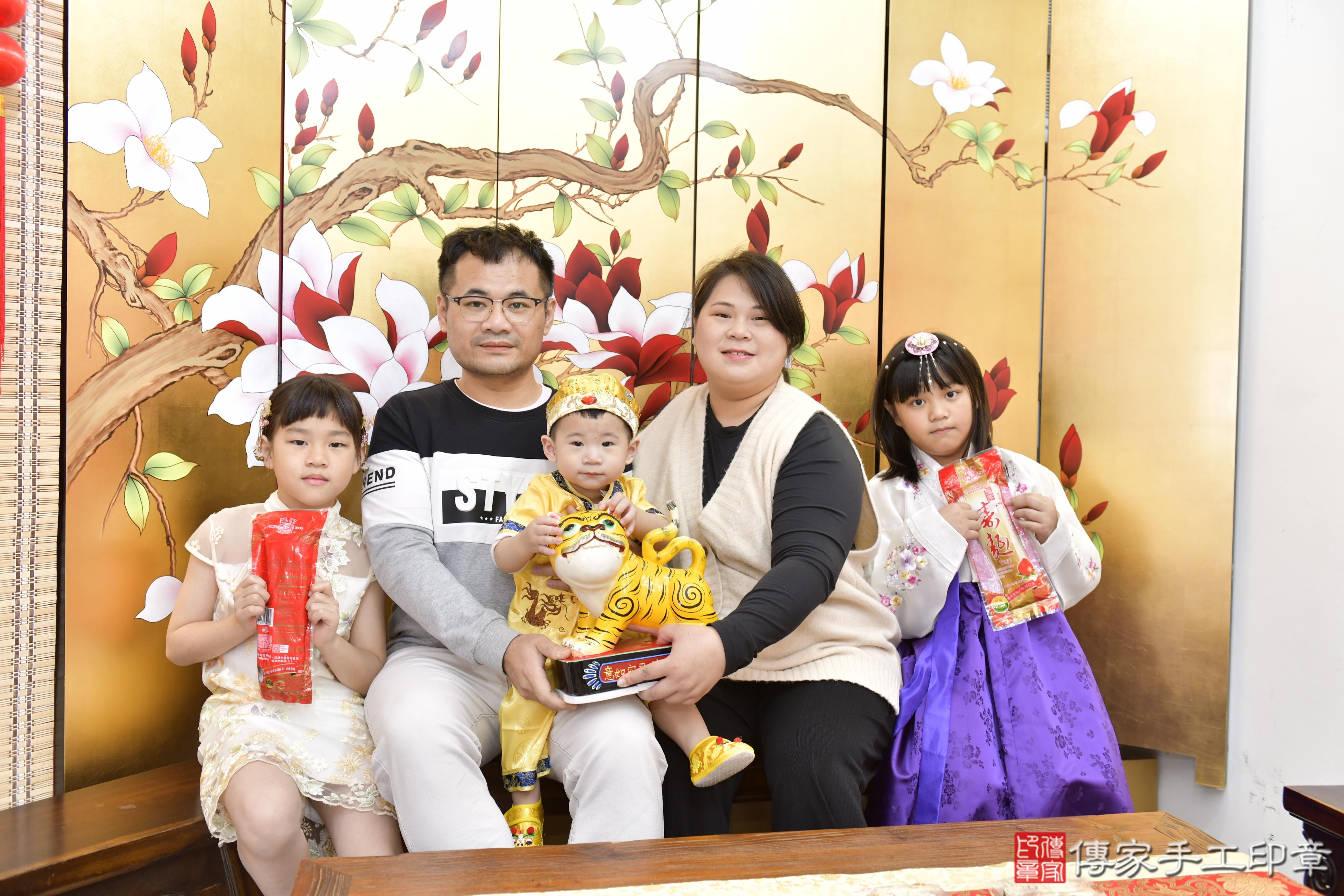 傳家手工印章新竹店、抓周、度脺、美式風會場、傳家嬰兒古禮、吉祥話、抓周道具物品24種、拍照。抓周證書。寶寶抓周、滿周歲、生日快樂、祝福 傳家手工印章新竹店、抓周、度脺、美式風會場、傳家嬰兒古禮、吉祥話、抓周道具物品24種、拍照。抓周證書。寶寶抓周、滿周歲、生日快樂、祝福