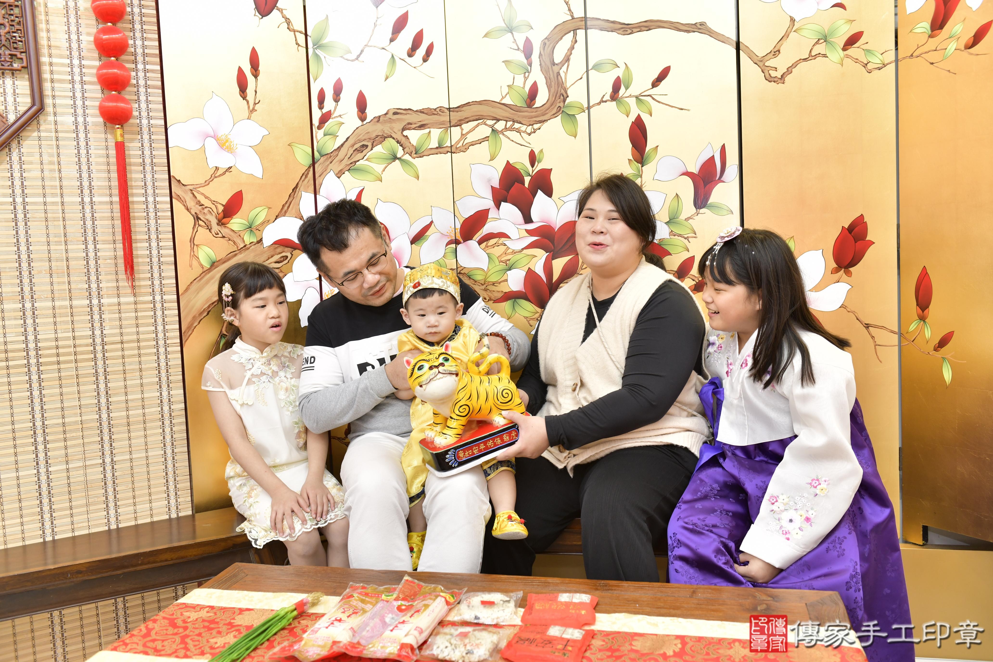 傳家手工印章新竹店、抓周、度脺、美式風會場、傳家嬰兒古禮、吉祥話、抓周道具物品24種、拍照。抓周證書。寶寶抓周、滿周歲、生日快樂、祝福 傳家手工印章新竹店、抓周、度脺、美式風會場、傳家嬰兒古禮、吉祥話、抓周道具物品24種、拍照。抓周證書。寶寶抓周、滿周歲、生日快樂、祝福