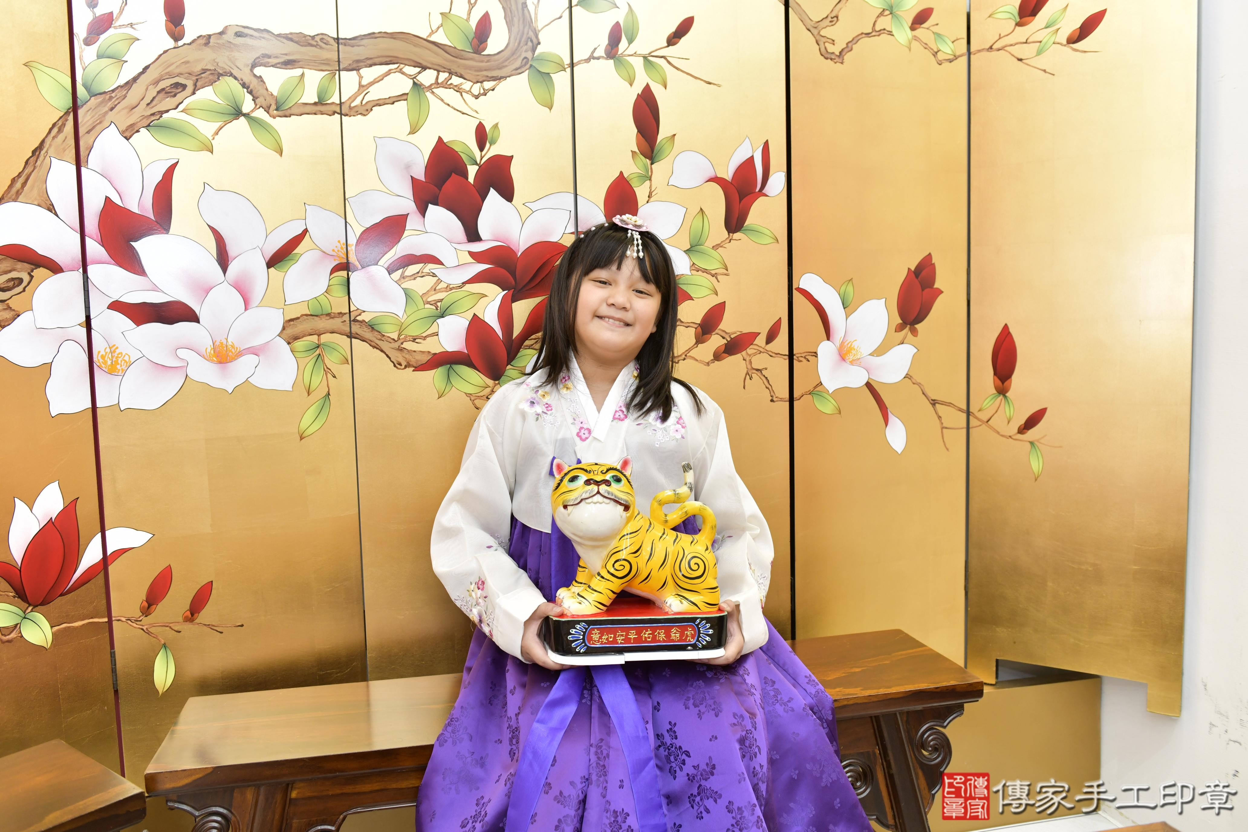 傳家手工印章新竹店、抓周、度脺、美式風會場、傳家嬰兒古禮、吉祥話、抓周道具物品24種、拍照。抓周證書。寶寶抓周、滿周歲、生日快樂、祝福 傳家手工印章新竹店、抓周、度脺、美式風會場、傳家嬰兒古禮、吉祥話、抓周道具物品24種、拍照。抓周證書。寶寶抓周、滿周歲、生日快樂、祝福