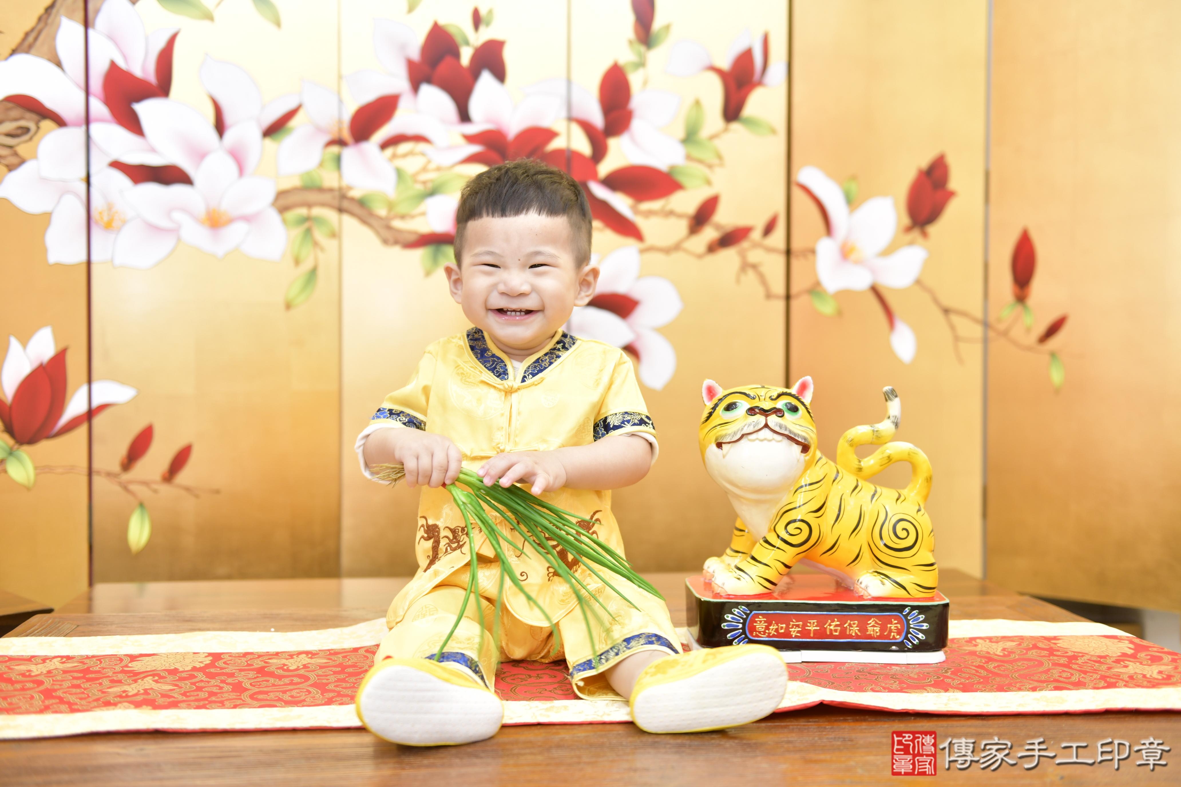 傳家手工印章新竹店、抓周、度脺、美式風會場、傳家嬰兒古禮、吉祥話、抓周道具物品24種、拍照。抓周證書。寶寶抓周、滿周歲、生日快樂、祝福 傳家手工印章新竹店、抓周、度脺、美式風會場、傳家嬰兒古禮、吉祥話、抓周道具物品24種、拍照。抓周證書。寶寶抓周、滿周歲、生日快樂、祝福