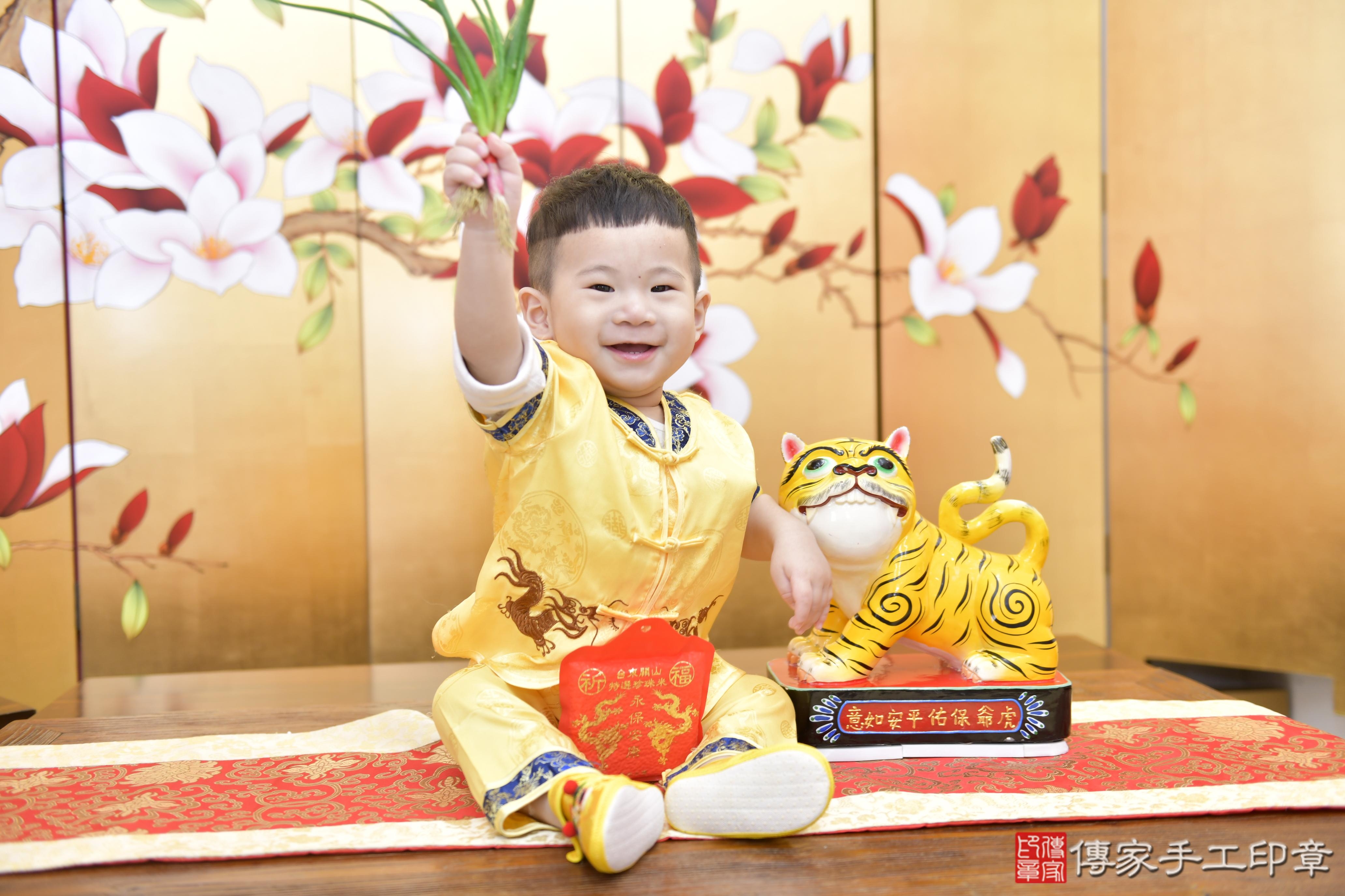 傳家手工印章新竹店、抓周、度脺、美式風會場、傳家嬰兒古禮、吉祥話、抓周道具物品24種、拍照。抓周證書。寶寶抓周、滿周歲、生日快樂、祝福 傳家手工印章新竹店、抓周、度脺、美式風會場、傳家嬰兒古禮、吉祥話、抓周道具物品24種、拍照。抓周證書。寶寶抓周、滿周歲、生日快樂、祝福