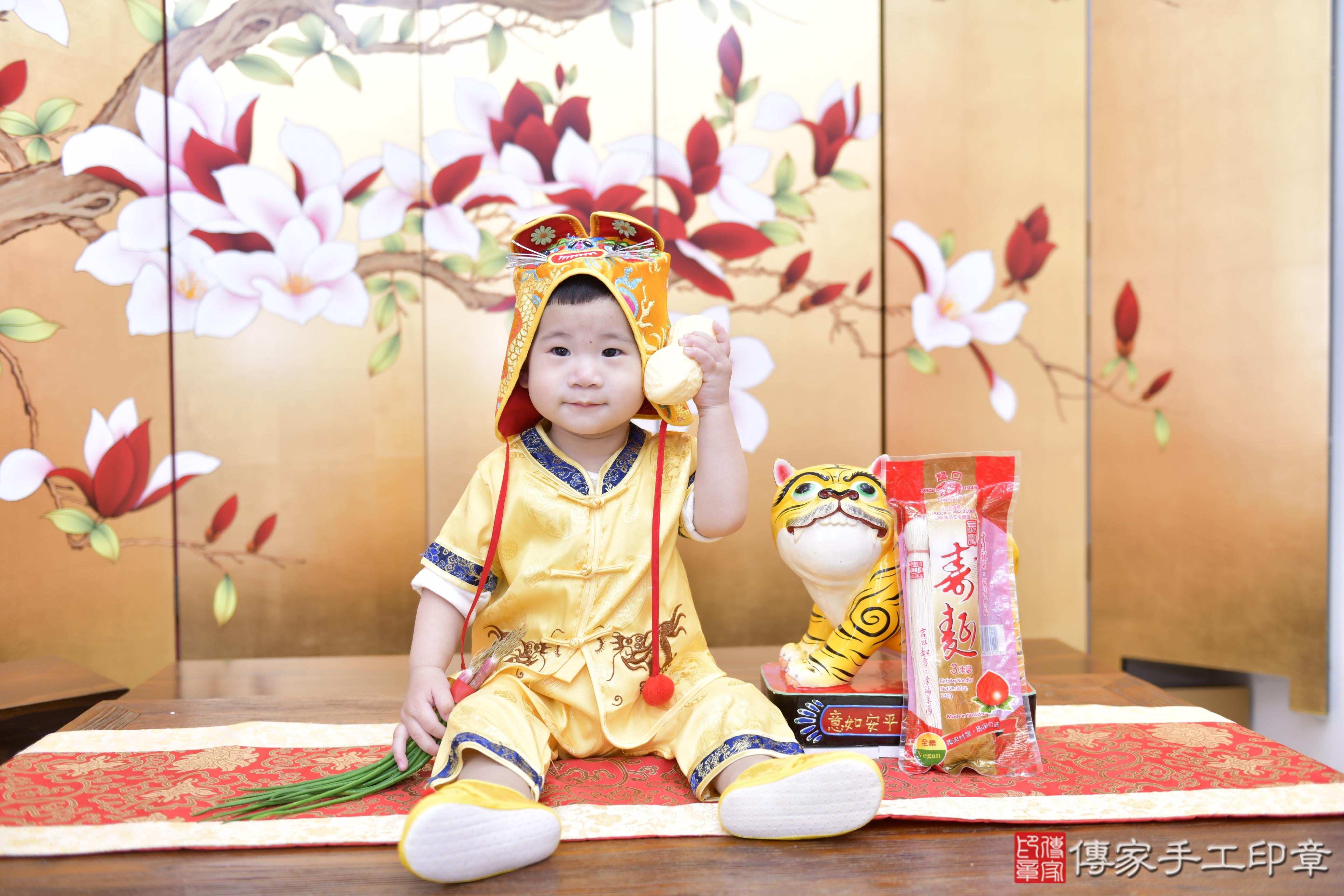 傳家手工印章新竹店、抓周、度脺、美式風會場、傳家嬰兒古禮、吉祥話、抓周道具物品24種、拍照。抓周證書。寶寶抓周、滿周歲、生日快樂、祝福 傳家手工印章新竹店、抓周、度脺、美式風會場、傳家嬰兒古禮、吉祥話、抓周道具物品24種、拍照。抓周證書。寶寶抓周、滿周歲、生日快樂、祝福