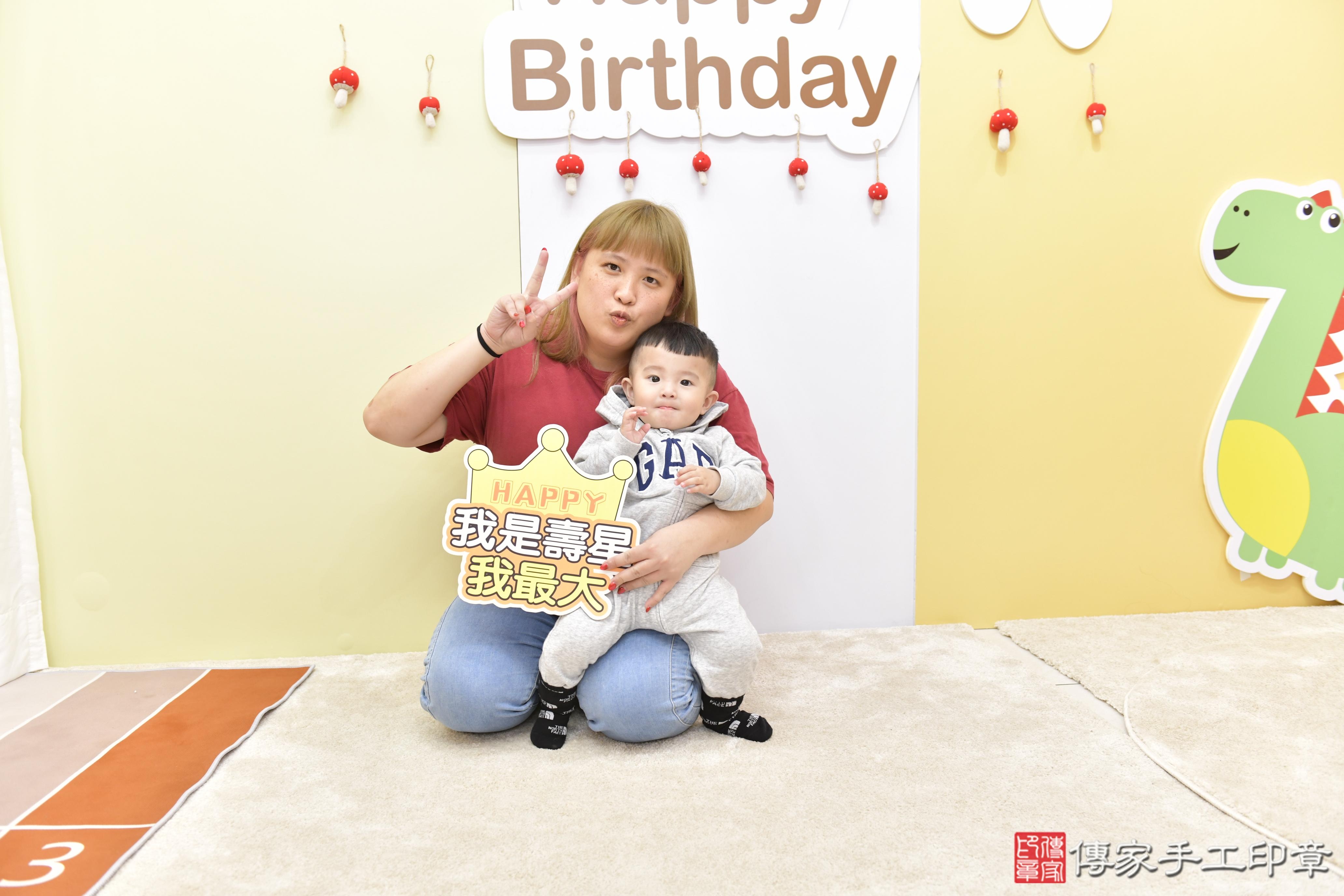 傳家手工印章新竹店、抓周、度脺、美式風會場、傳家嬰兒古禮、吉祥話、抓周道具物品24種、拍照。抓周證書。寶寶抓周、滿周歲、生日快樂、祝福 傳家手工印章新竹店、抓周、度脺、美式風會場、傳家嬰兒古禮、吉祥話、抓周道具物品24種、拍照。抓周證書。寶寶抓周、滿周歲、生日快樂、祝福