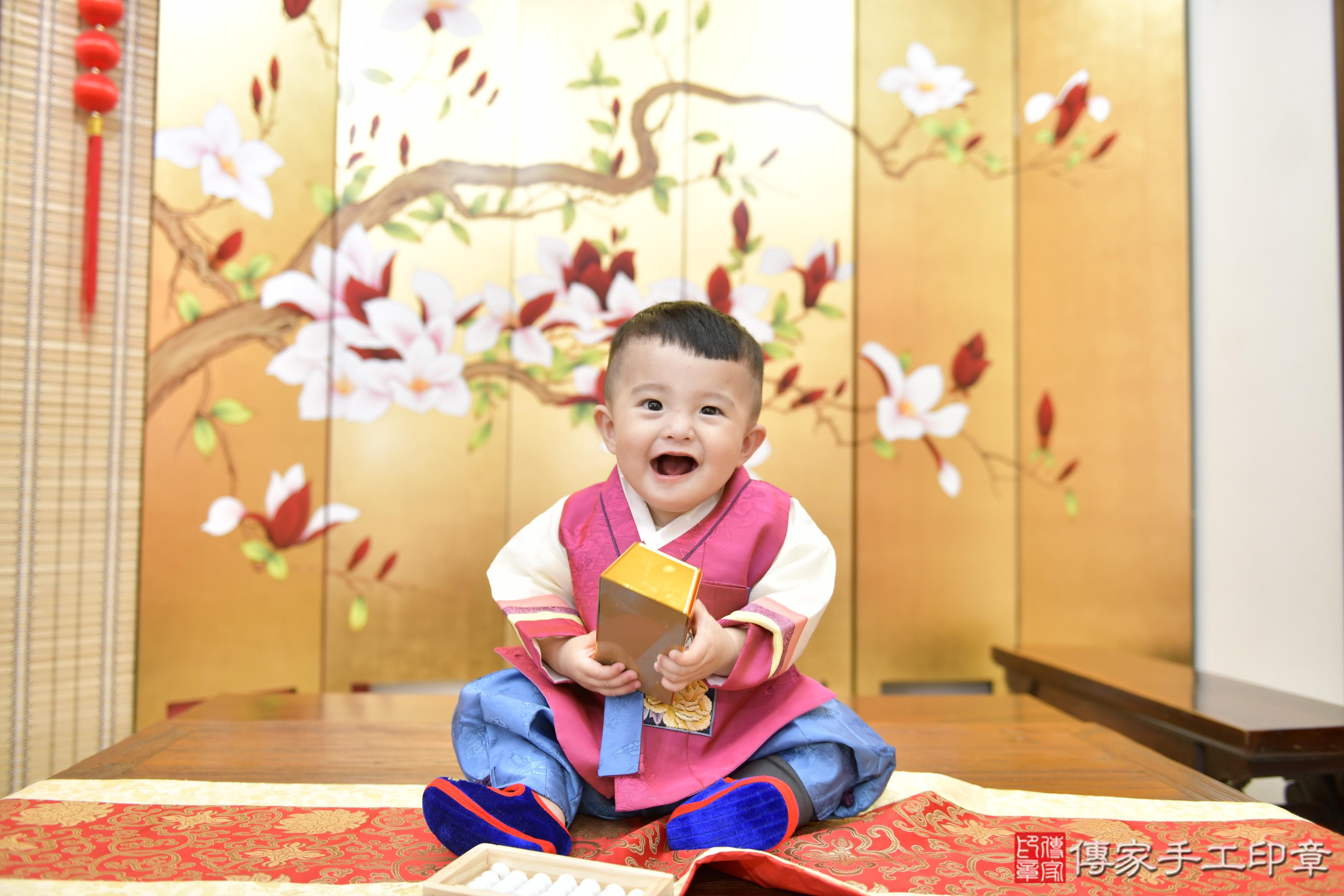 傳家手工印章新竹店、抓周、度脺、美式風會場、傳家嬰兒古禮、吉祥話、抓周道具物品24種、拍照。抓周證書。寶寶抓周、滿周歲、生日快樂、祝福 傳家手工印章新竹店、抓周、度脺、美式風會場、傳家嬰兒古禮、吉祥話、抓周道具物品24種、拍照。抓周證書。寶寶抓周、滿周歲、生日快樂、祝福