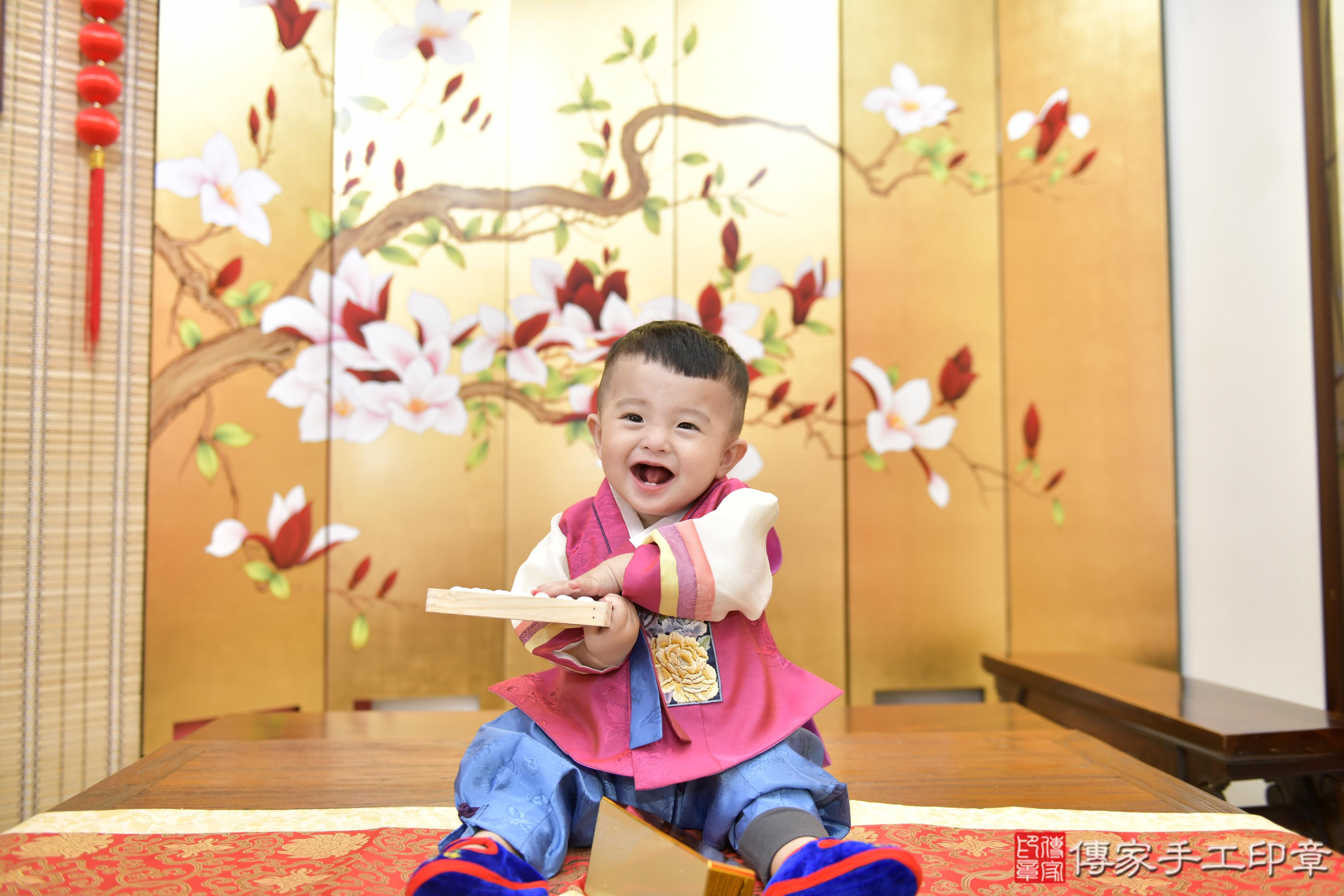 傳家手工印章新竹店、抓周、度脺、美式風會場、傳家嬰兒古禮、吉祥話、抓周道具物品24種、拍照。抓周證書。寶寶抓周、滿周歲、生日快樂、祝福 傳家手工印章新竹店、抓周、度脺、美式風會場、傳家嬰兒古禮、吉祥話、抓周道具物品24種、拍照。抓周證書。寶寶抓周、滿周歲、生日快樂、祝福