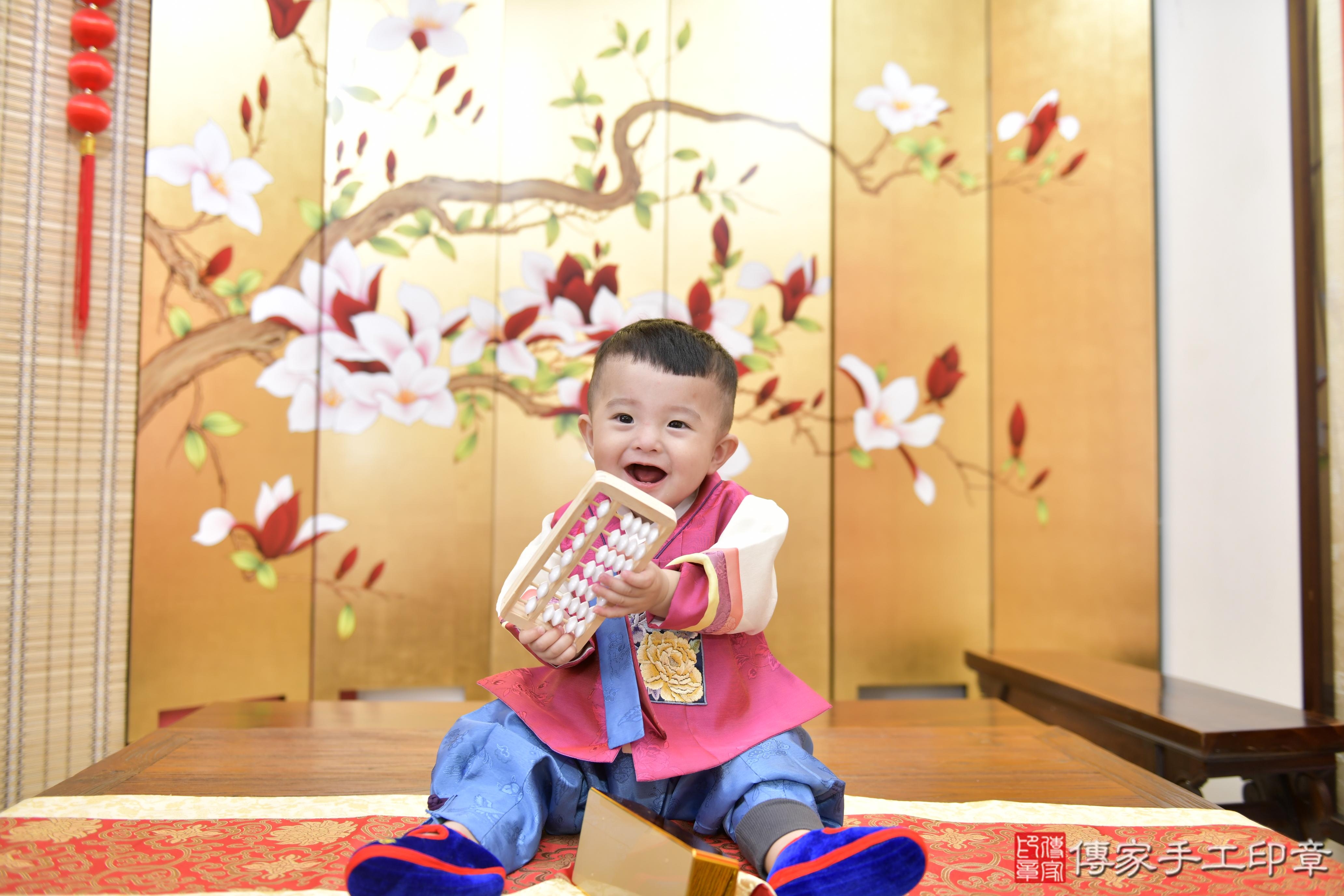 傳家手工印章新竹店、抓周、度脺、美式風會場、傳家嬰兒古禮、吉祥話、抓周道具物品24種、拍照。抓周證書。寶寶抓周、滿周歲、生日快樂、祝福 傳家手工印章新竹店、抓周、度脺、美式風會場、傳家嬰兒古禮、吉祥話、抓周道具物品24種、拍照。抓周證書。寶寶抓周、滿周歲、生日快樂、祝福