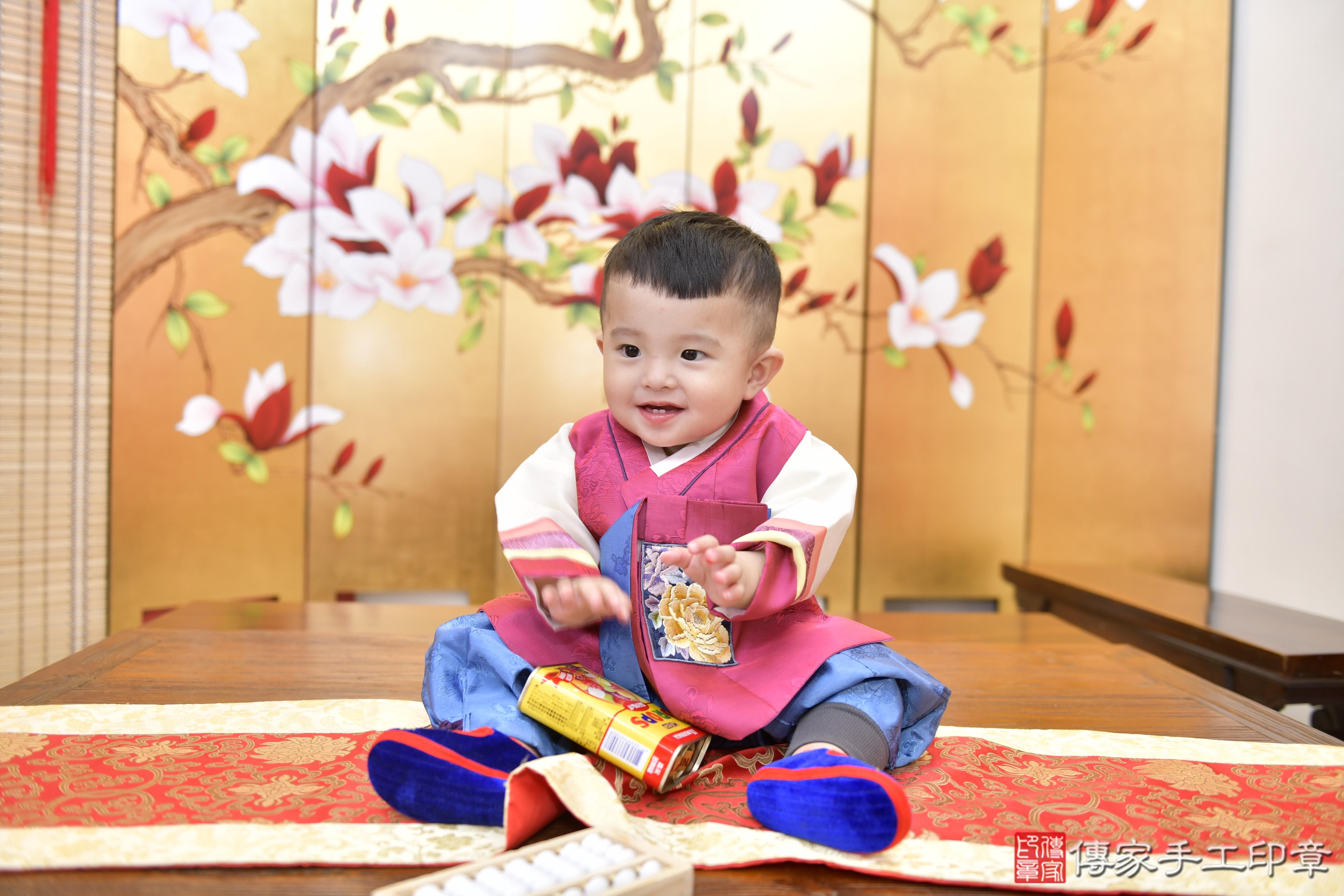 傳家手工印章新竹店、抓周、度脺、美式風會場、傳家嬰兒古禮、吉祥話、抓周道具物品24種、拍照。抓周證書。寶寶抓周、滿周歲、生日快樂、祝福 傳家手工印章新竹店、抓周、度脺、美式風會場、傳家嬰兒古禮、吉祥話、抓周道具物品24種、拍照。抓周證書。寶寶抓周、滿周歲、生日快樂、祝福