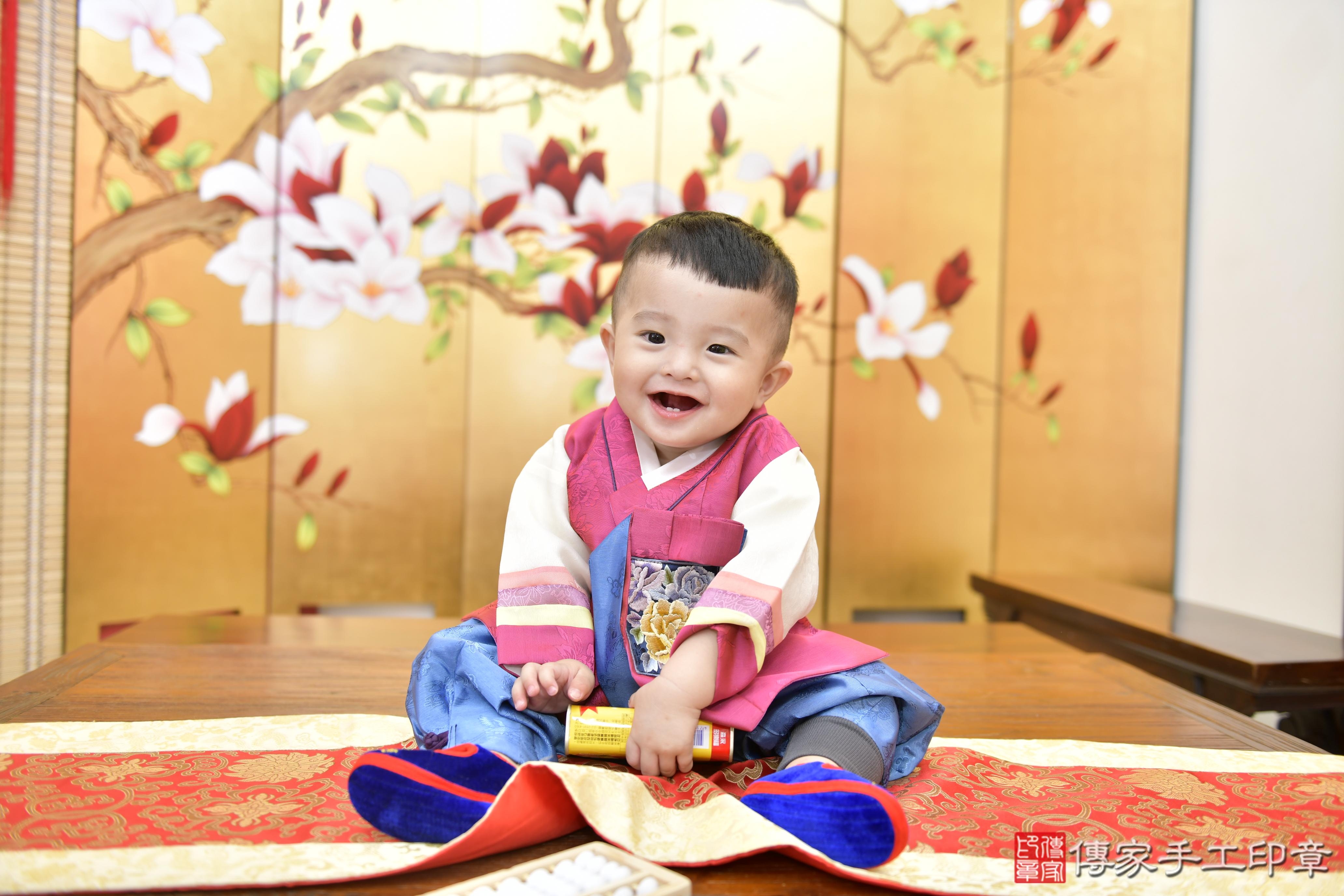 傳家手工印章新竹店、抓周、度脺、美式風會場、傳家嬰兒古禮、吉祥話、抓周道具物品24種、拍照。抓周證書。寶寶抓周、滿周歲、生日快樂、祝福 傳家手工印章新竹店、抓周、度脺、美式風會場、傳家嬰兒古禮、吉祥話、抓周道具物品24種、拍照。抓周證書。寶寶抓周、滿周歲、生日快樂、祝福