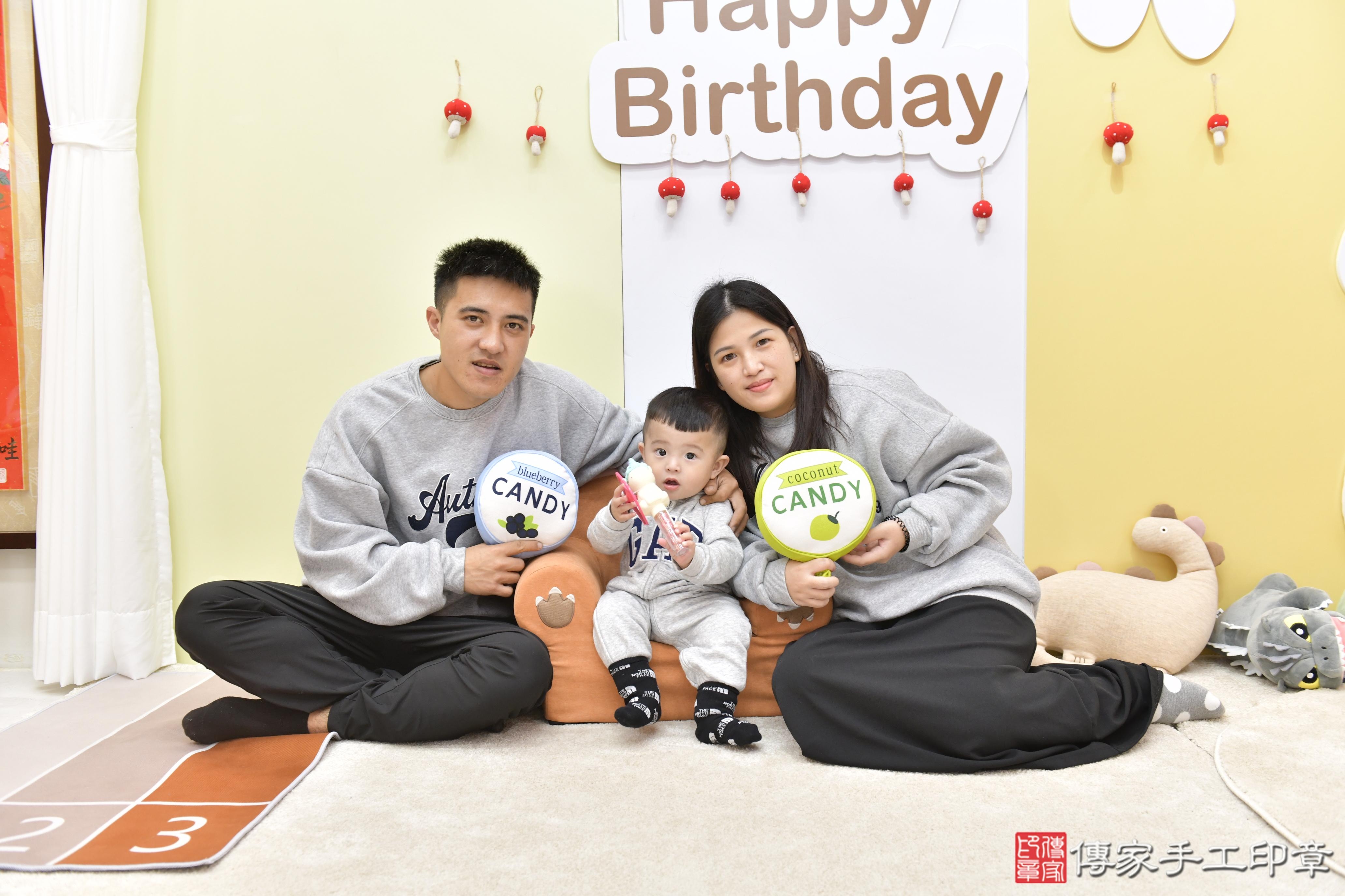 傳家手工印章新竹店、抓周、度脺、美式風會場、傳家嬰兒古禮、吉祥話、抓周道具物品24種、拍照。抓周證書。寶寶抓周、滿周歲、生日快樂、祝福 傳家手工印章新竹店、抓周、度脺、美式風會場、傳家嬰兒古禮、吉祥話、抓周道具物品24種、拍照。抓周證書。寶寶抓周、滿周歲、生日快樂、祝福