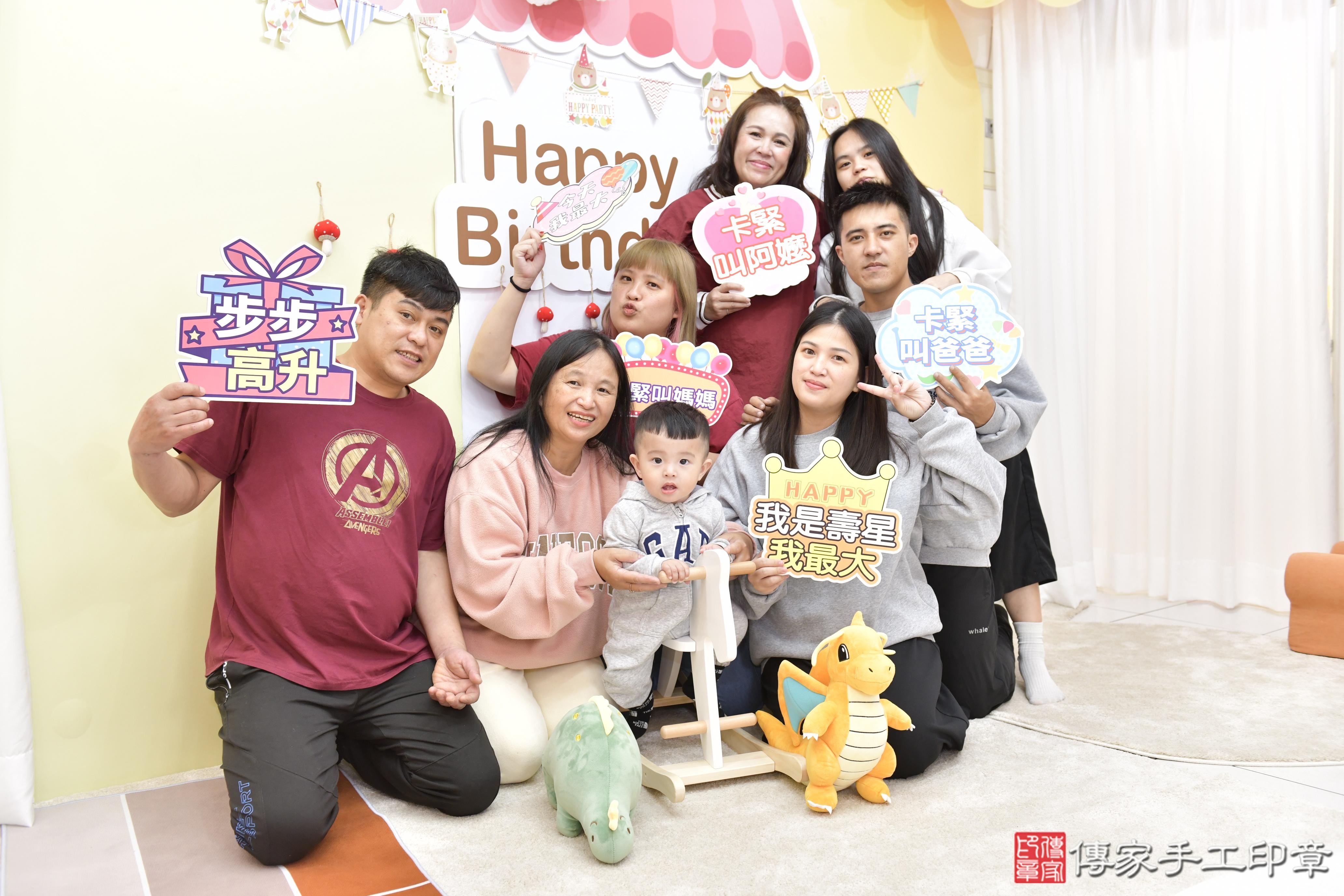 傳家手工印章新竹店、抓周、度脺、美式風會場、傳家嬰兒古禮、吉祥話、抓周道具物品24種、拍照。抓周證書。寶寶抓周、滿周歲、生日快樂、祝福 傳家手工印章新竹店、抓周、度脺、美式風會場、傳家嬰兒古禮、吉祥話、抓周道具物品24種、拍照。抓周證書。寶寶抓周、滿周歲、生日快樂、祝福