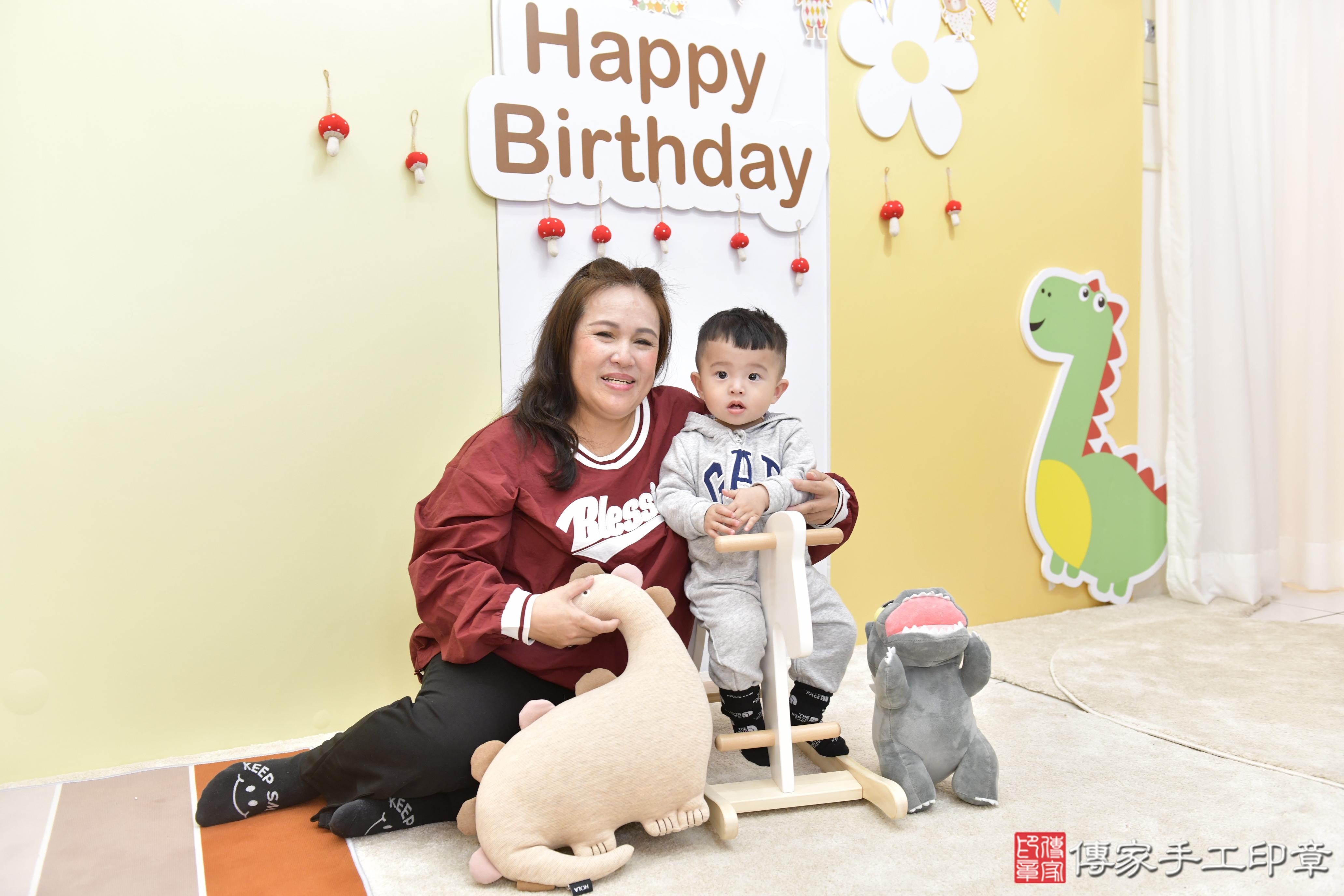 傳家手工印章新竹店、抓周、度脺、美式風會場、傳家嬰兒古禮、吉祥話、抓周道具物品24種、拍照。抓周證書。寶寶抓周、滿周歲、生日快樂、祝福 傳家手工印章新竹店、抓周、度脺、美式風會場、傳家嬰兒古禮、吉祥話、抓周道具物品24種、拍照。抓周證書。寶寶抓周、滿周歲、生日快樂、祝福