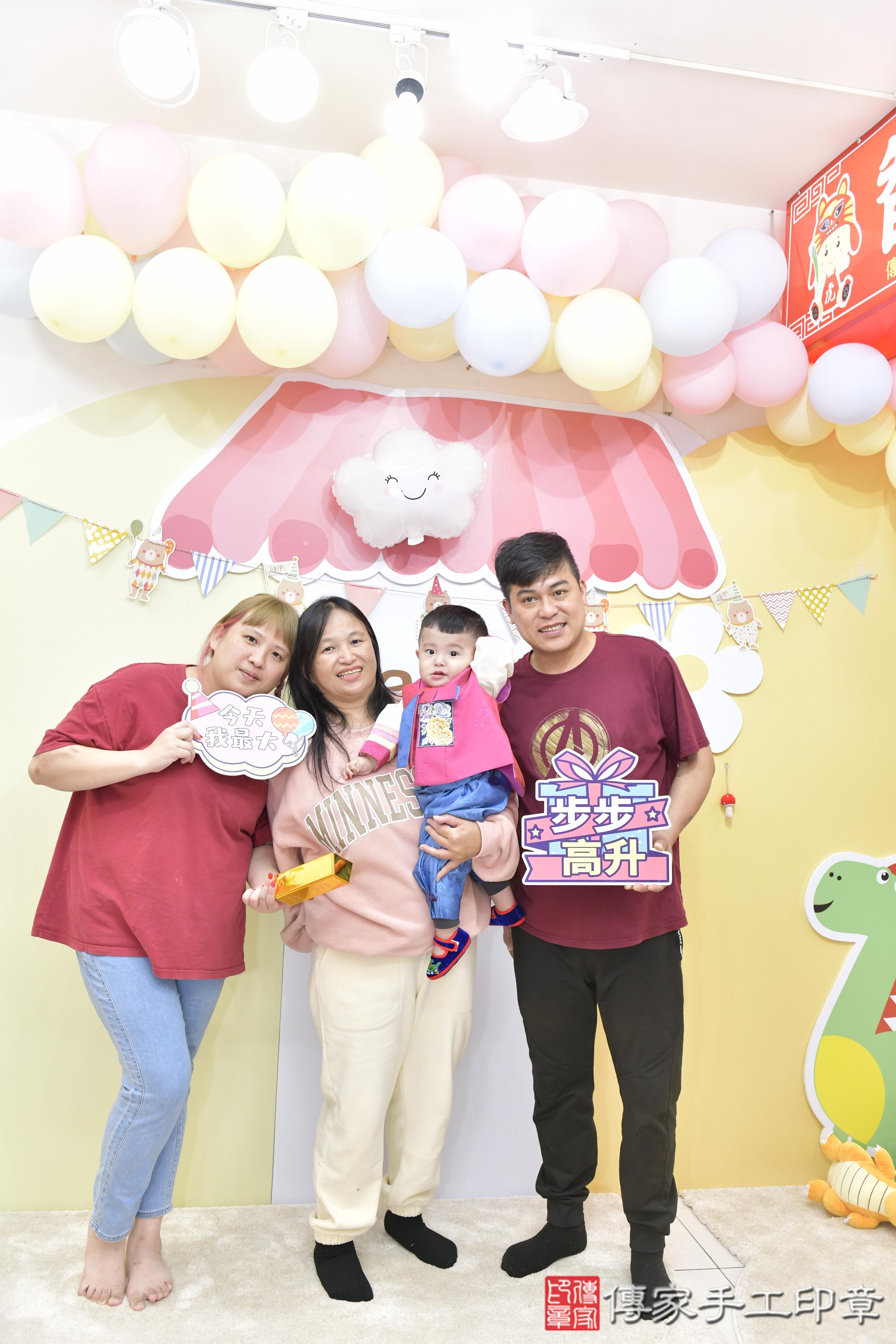 傳家手工印章新竹店、抓周、度脺、美式風會場、傳家嬰兒古禮、吉祥話、抓周道具物品24種、拍照。抓周證書。寶寶抓周、滿周歲、生日快樂、祝福 傳家手工印章新竹店、抓周、度脺、美式風會場、傳家嬰兒古禮、吉祥話、抓周道具物品24種、拍照。抓周證書。寶寶抓周、滿周歲、生日快樂、祝福