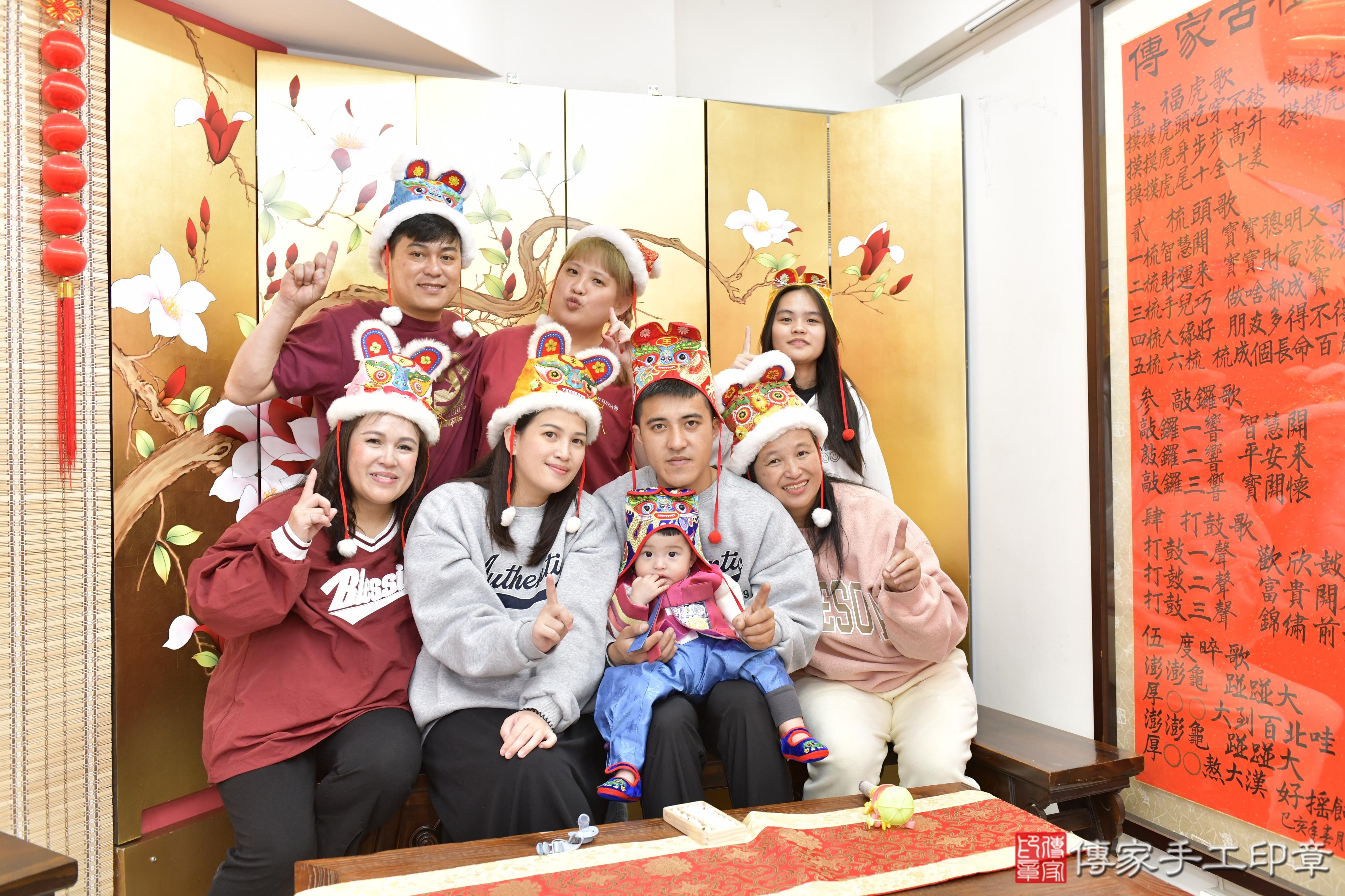 傳家手工印章新竹店、抓周、度脺、美式風會場、傳家嬰兒古禮、吉祥話、抓周道具物品24種、拍照。抓周證書。寶寶抓周、滿周歲、生日快樂、祝福 傳家手工印章新竹店、抓周、度脺、美式風會場、傳家嬰兒古禮、吉祥話、抓周道具物品24種、拍照。抓周證書。寶寶抓周、滿周歲、生日快樂、祝福