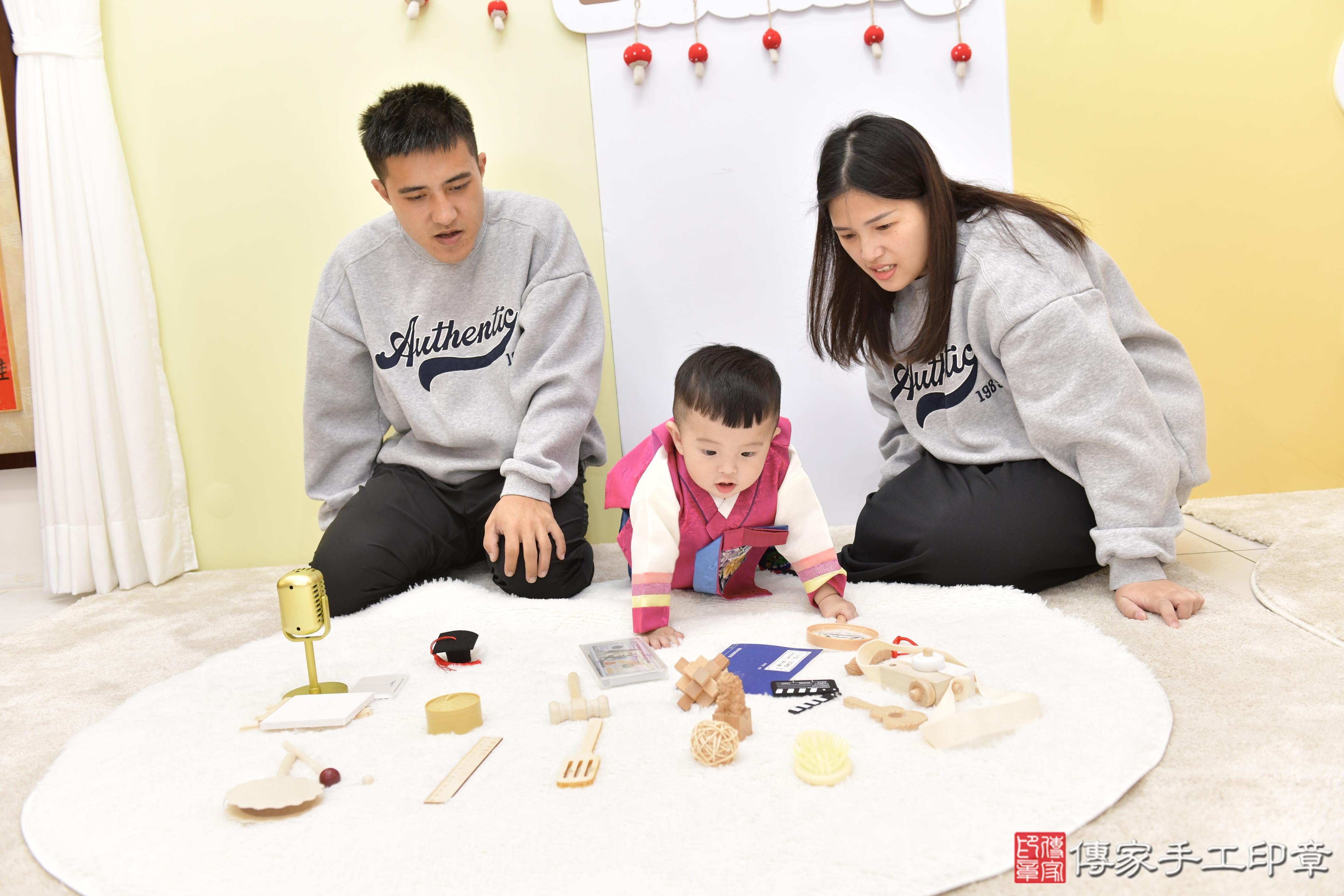 傳家手工印章新竹店、抓周、度脺、美式風會場、傳家嬰兒古禮、吉祥話、抓周道具物品24種、拍照。抓周證書。寶寶抓周、滿周歲、生日快樂、祝福 傳家手工印章新竹店、抓周、度脺、美式風會場、傳家嬰兒古禮、吉祥話、抓周道具物品24種、拍照。抓周證書。寶寶抓周、滿周歲、生日快樂、祝福