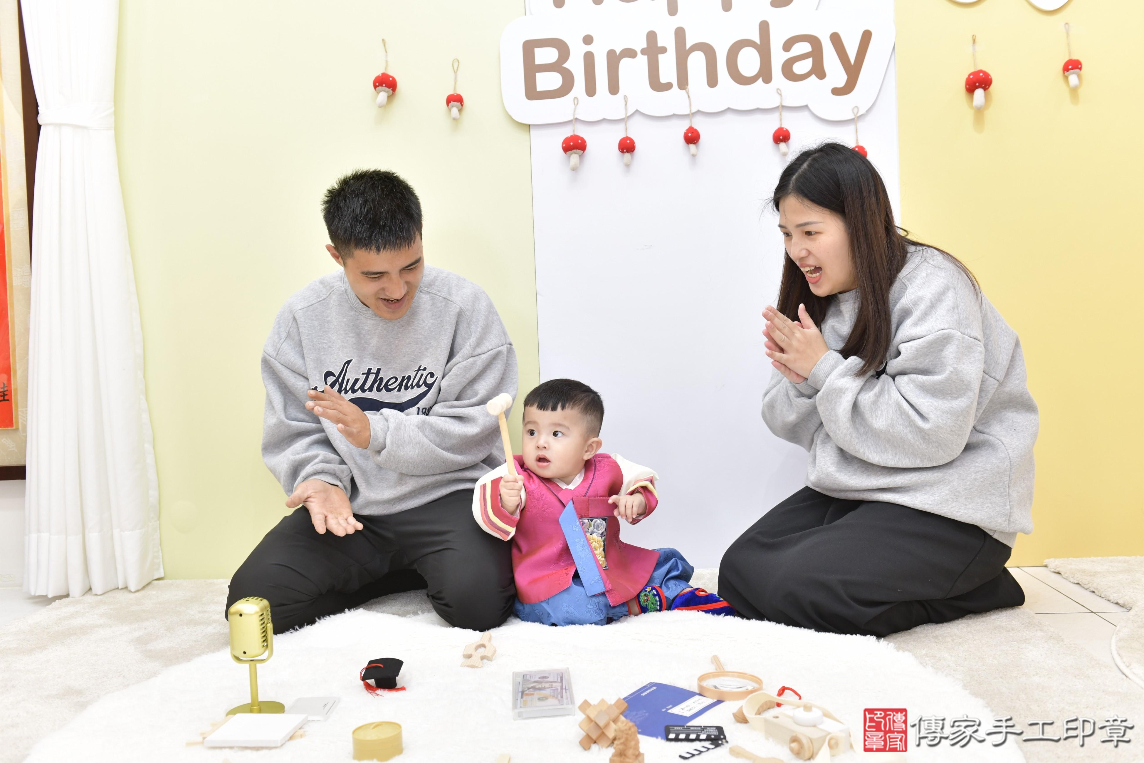 傳家手工印章新竹店、抓周、度脺、美式風會場、傳家嬰兒古禮、吉祥話、抓周道具物品24種、拍照。抓周證書。寶寶抓周、滿周歲、生日快樂、祝福 傳家手工印章新竹店、抓周、度脺、美式風會場、傳家嬰兒古禮、吉祥話、抓周道具物品24種、拍照。抓周證書。寶寶抓周、滿周歲、生日快樂、祝福