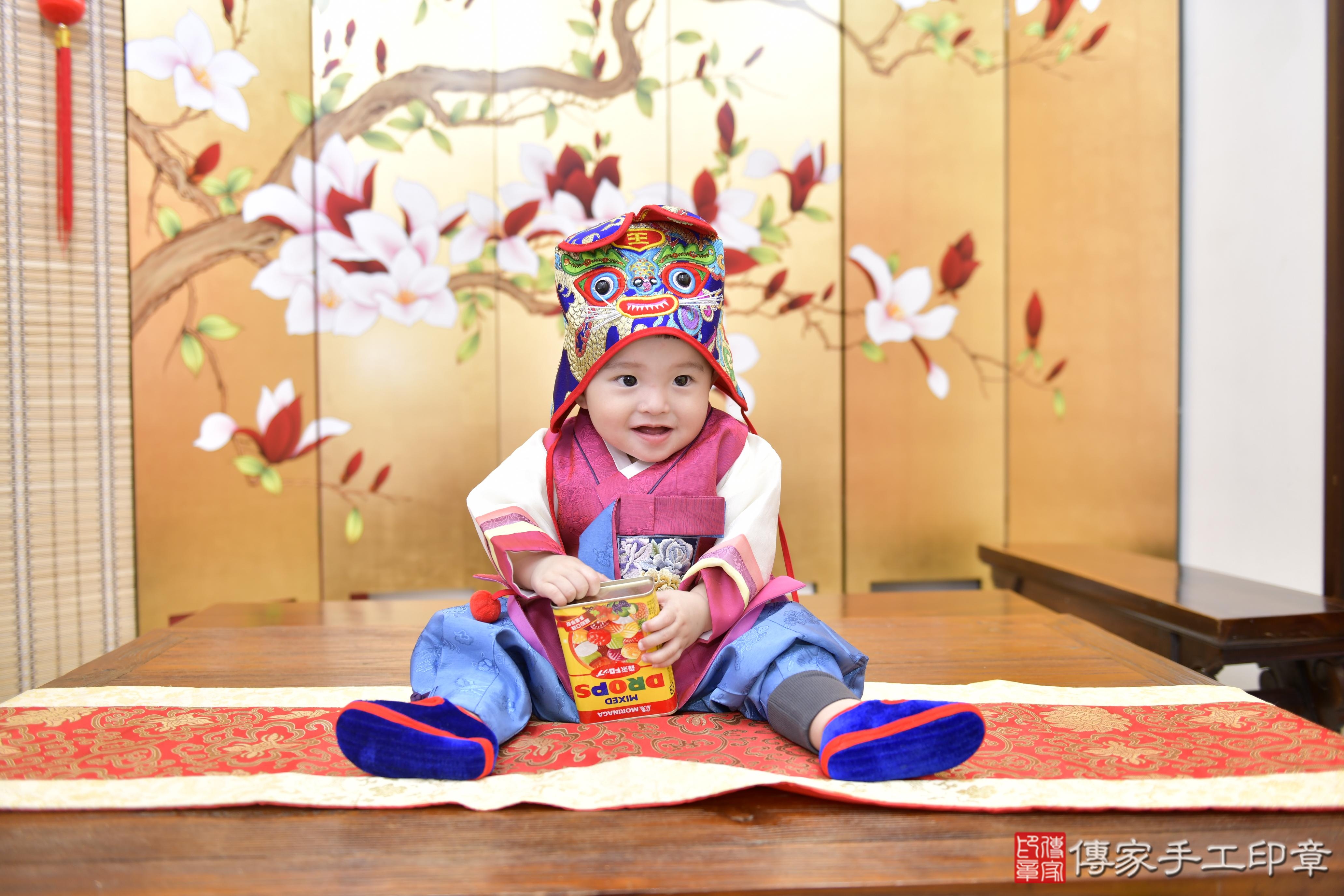 傳家手工印章新竹店、抓周、度脺、美式風會場、傳家嬰兒古禮、吉祥話、抓周道具物品24種、拍照。抓周證書。寶寶抓周、滿周歲、生日快樂、祝福 傳家手工印章新竹店、抓周、度脺、美式風會場、傳家嬰兒古禮、吉祥話、抓周道具物品24種、拍照。抓周證書。寶寶抓周、滿周歲、生日快樂、祝福