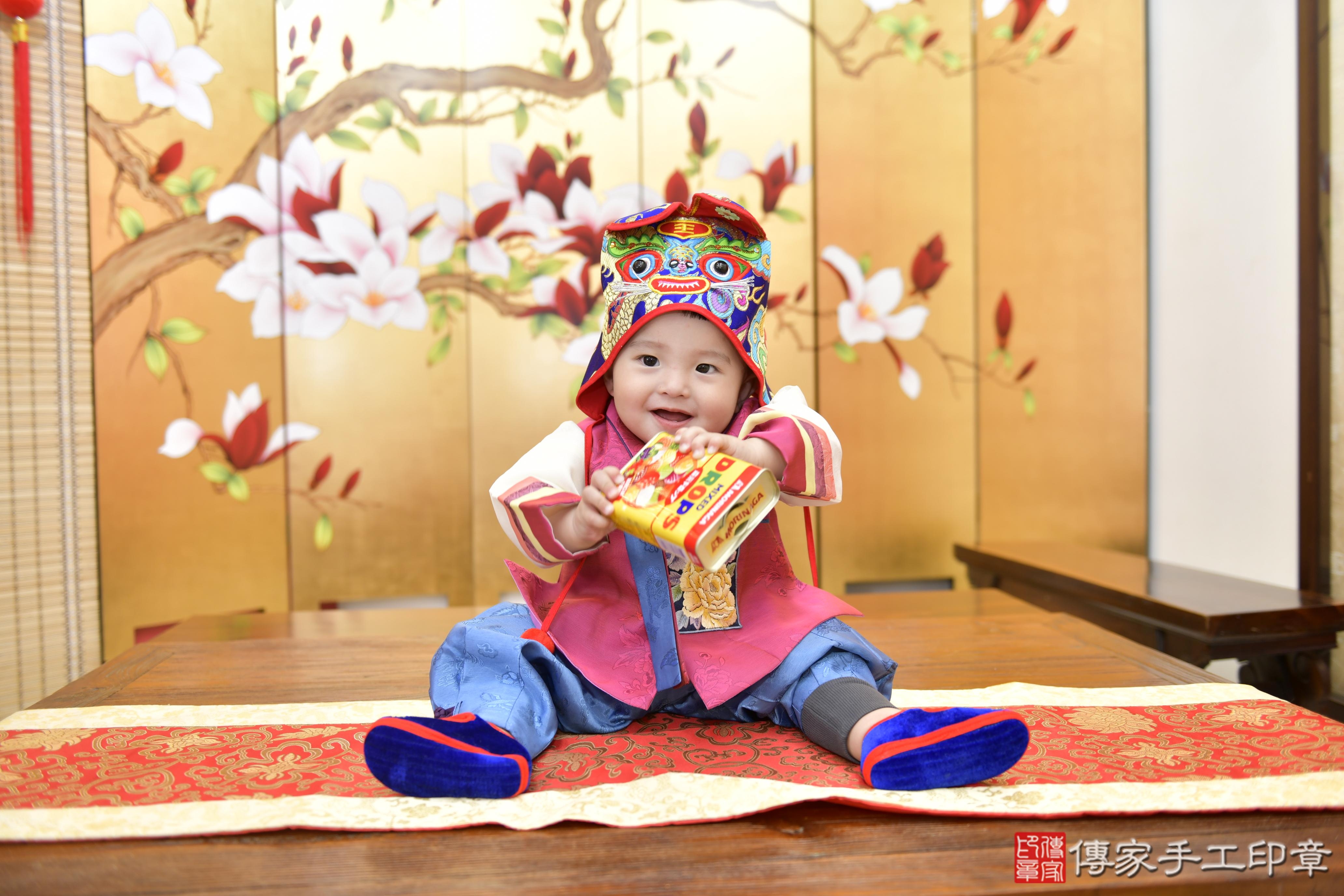 傳家手工印章新竹店、抓周、度脺、美式風會場、傳家嬰兒古禮、吉祥話、抓周道具物品24種、拍照。抓周證書。寶寶抓周、滿周歲、生日快樂、祝福 傳家手工印章新竹店、抓周、度脺、美式風會場、傳家嬰兒古禮、吉祥話、抓周道具物品24種、拍照。抓周證書。寶寶抓周、滿周歲、生日快樂、祝福