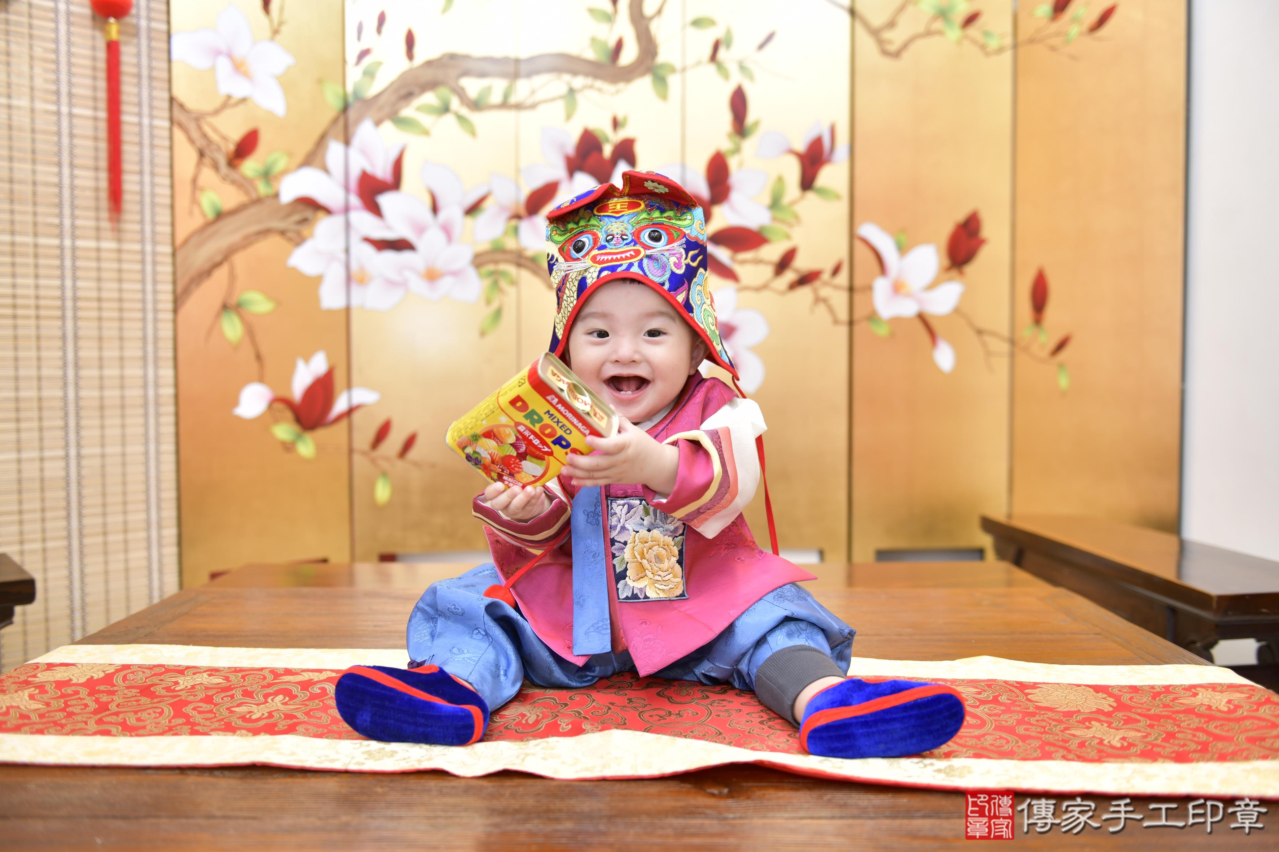 傳家手工印章新竹店、抓周、度脺、美式風會場、傳家嬰兒古禮、吉祥話、抓周道具物品24種、拍照。抓周證書。寶寶抓周、滿周歲、生日快樂、祝福 傳家手工印章新竹店、抓周、度脺、美式風會場、傳家嬰兒古禮、吉祥話、抓周道具物品24種、拍照。抓周證書。寶寶抓周、滿周歲、生日快樂、祝福