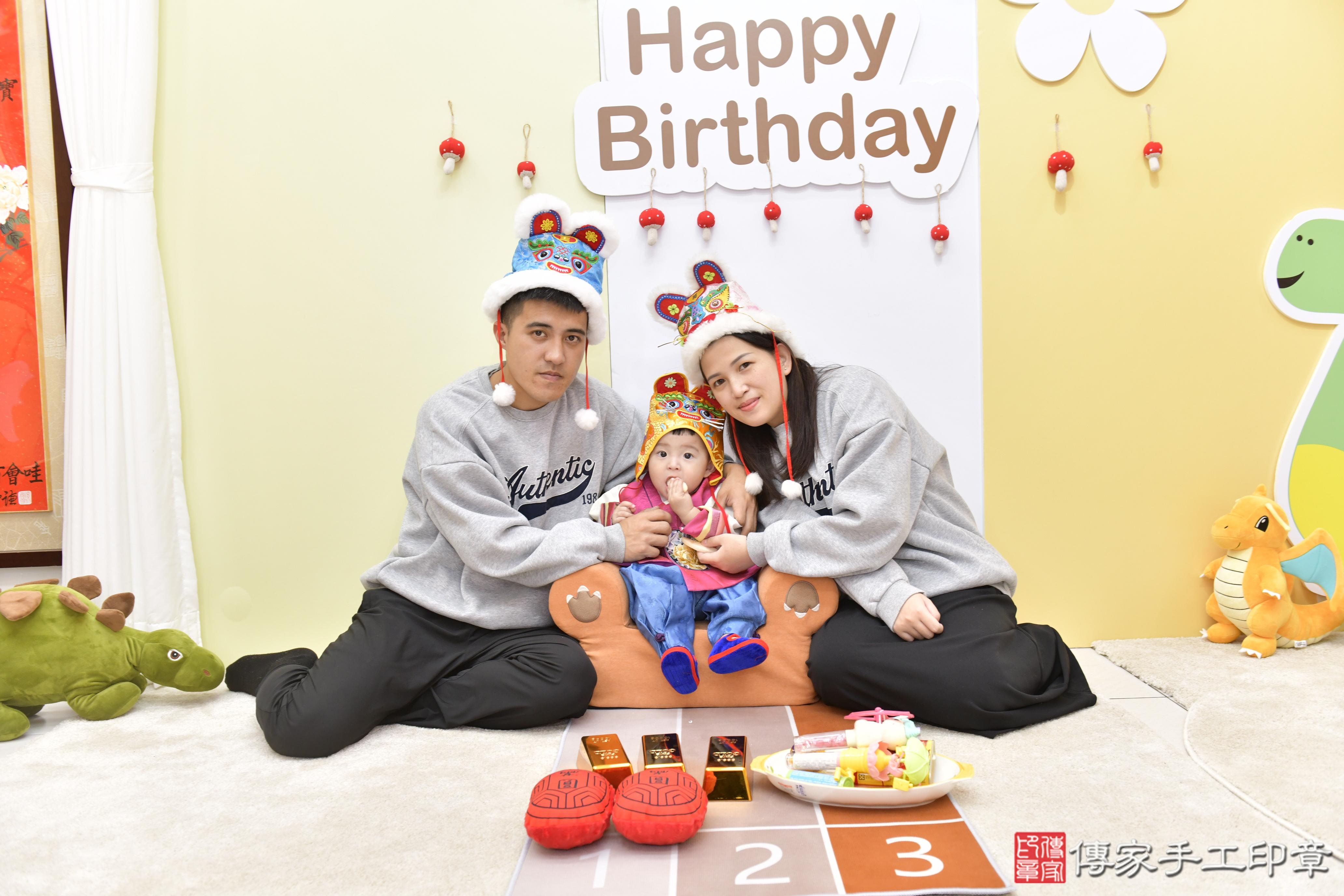 傳家手工印章新竹店、抓周、度脺、美式風會場、傳家嬰兒古禮、吉祥話、抓周道具物品24種、拍照。抓周證書。寶寶抓周、滿周歲、生日快樂、祝福 傳家手工印章新竹店、抓周、度脺、美式風會場、傳家嬰兒古禮、吉祥話、抓周道具物品24種、拍照。抓周證書。寶寶抓周、滿周歲、生日快樂、祝福