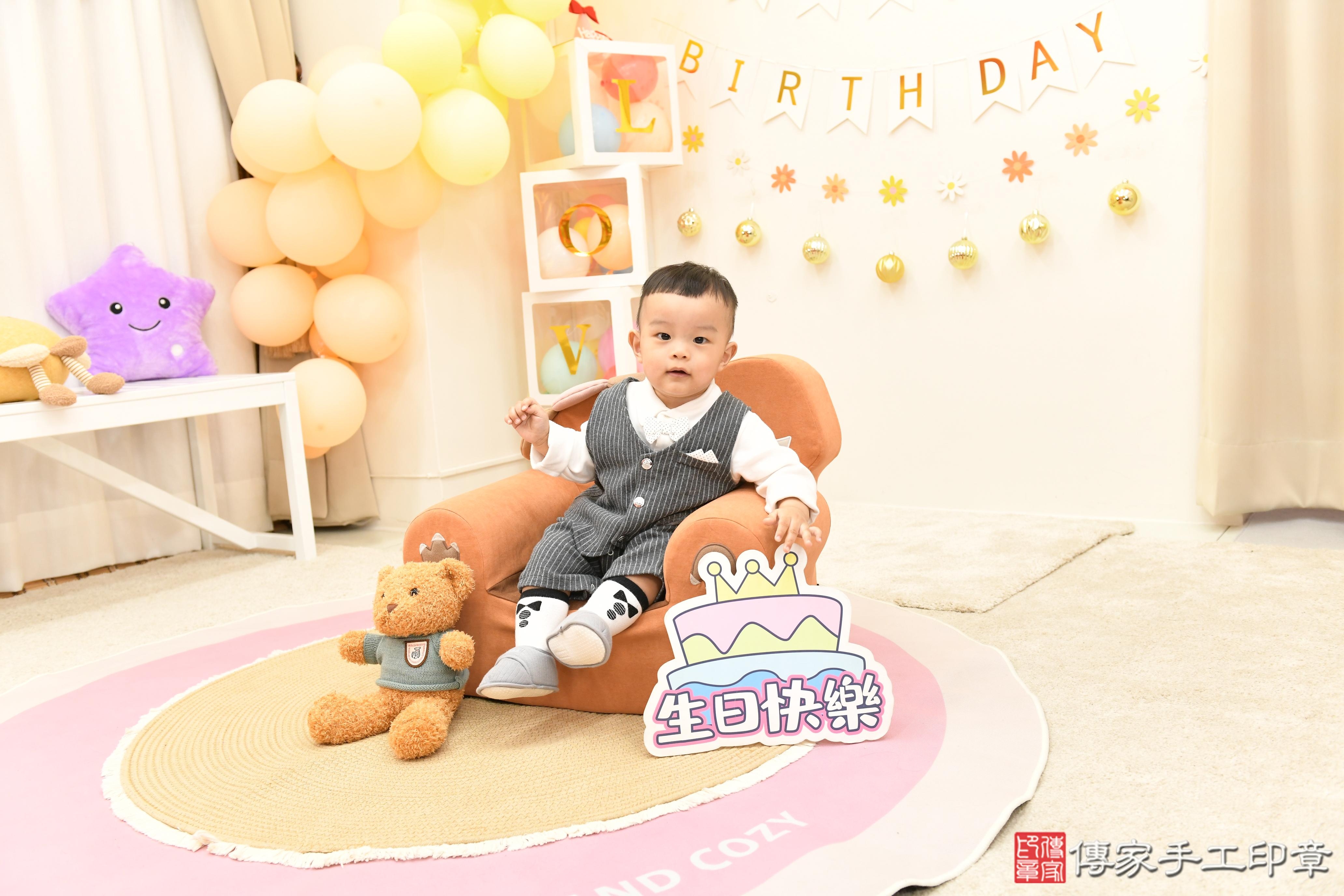 傳家手工印章高雄店、抓周、度脺、美式風會場、傳家嬰兒古禮、吉祥話、抓周道具物品24種、拍照。抓周證書。寶寶抓周、滿周歲、生日快樂、祝福