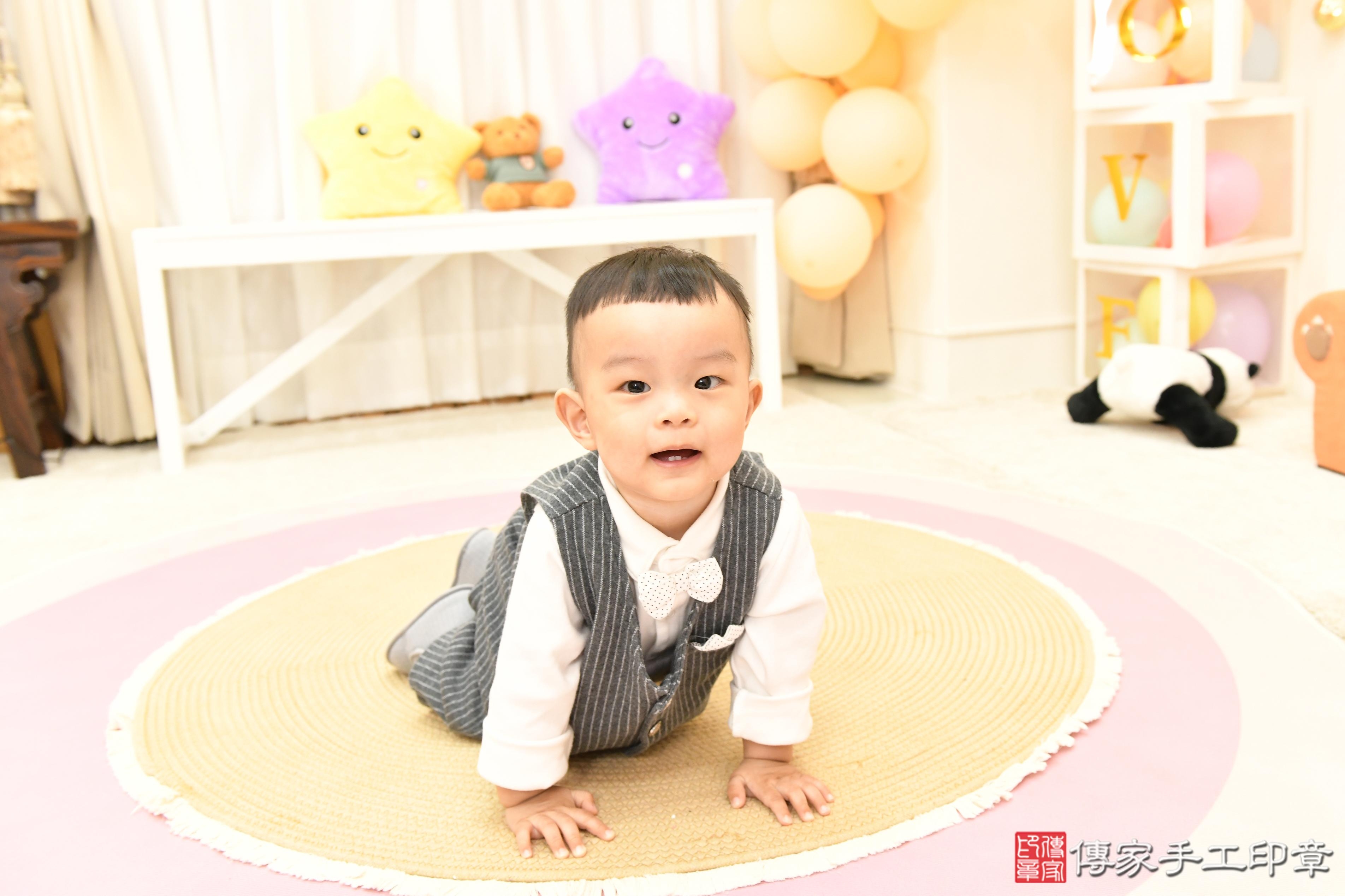 傳家手工印章高雄店、抓周、度脺、美式風會場、傳家嬰兒古禮、吉祥話、抓周道具物品24種、拍照。抓周證書。寶寶抓周、滿周歲、生日快樂、祝福