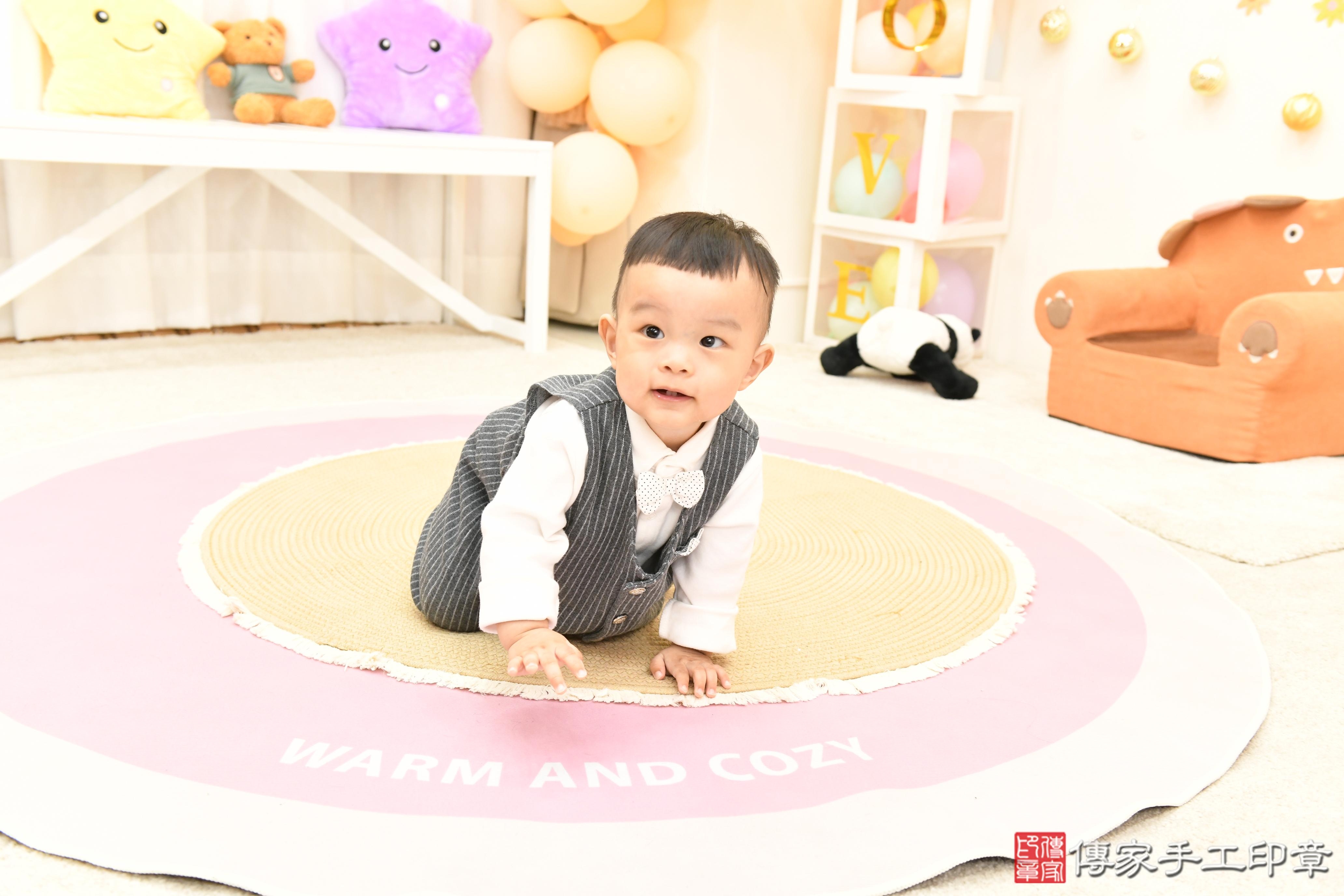 傳家手工印章高雄店、抓周、度脺、美式風會場、傳家嬰兒古禮、吉祥話、抓周道具物品24種、拍照。抓周證書。寶寶抓周、滿周歲、生日快樂、祝福