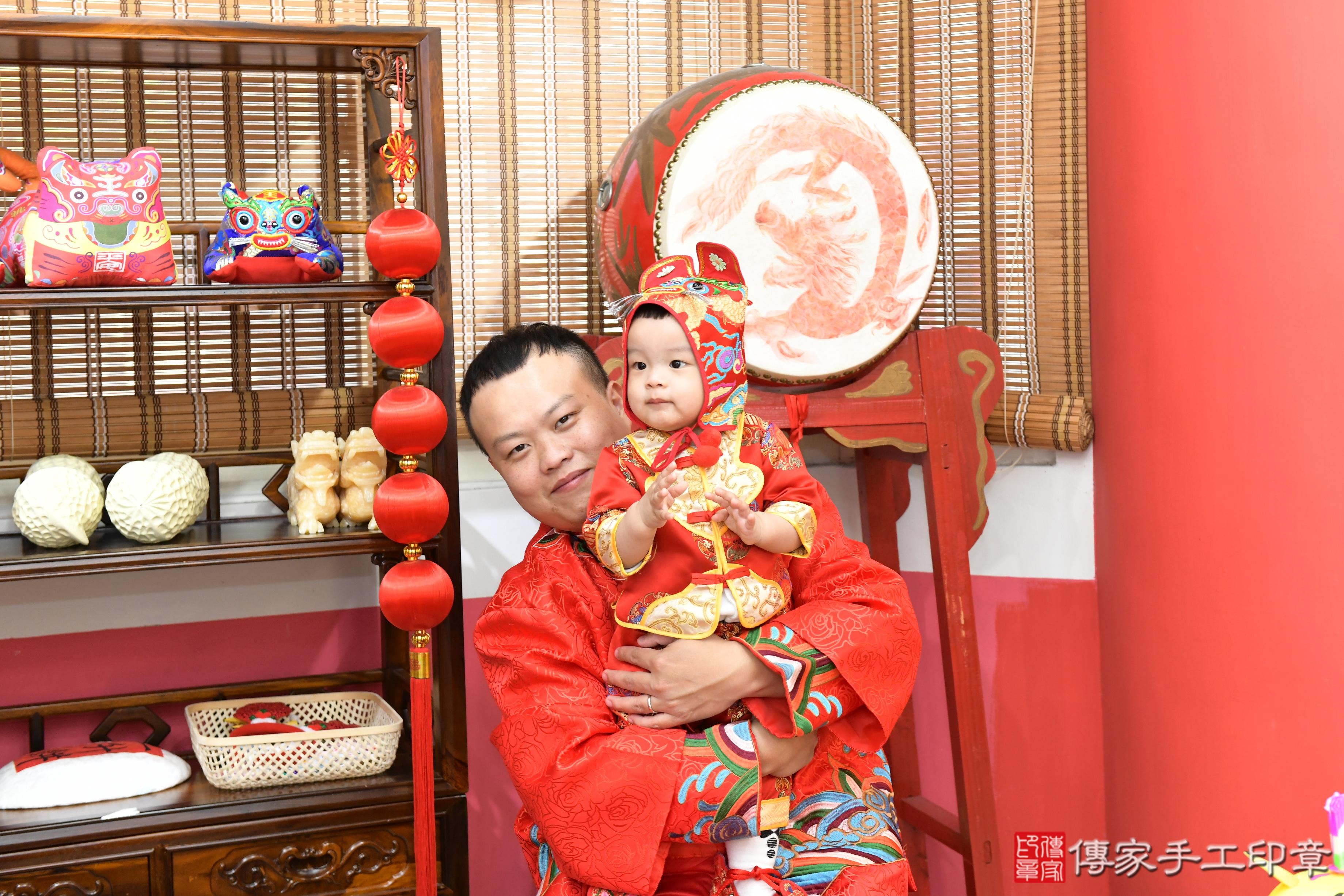 傳家手工印章高雄店、抓周、度脺、美式風會場、傳家嬰兒古禮、吉祥話、抓周道具物品24種、拍照。抓周證書。寶寶抓周、滿周歲、生日快樂、祝福