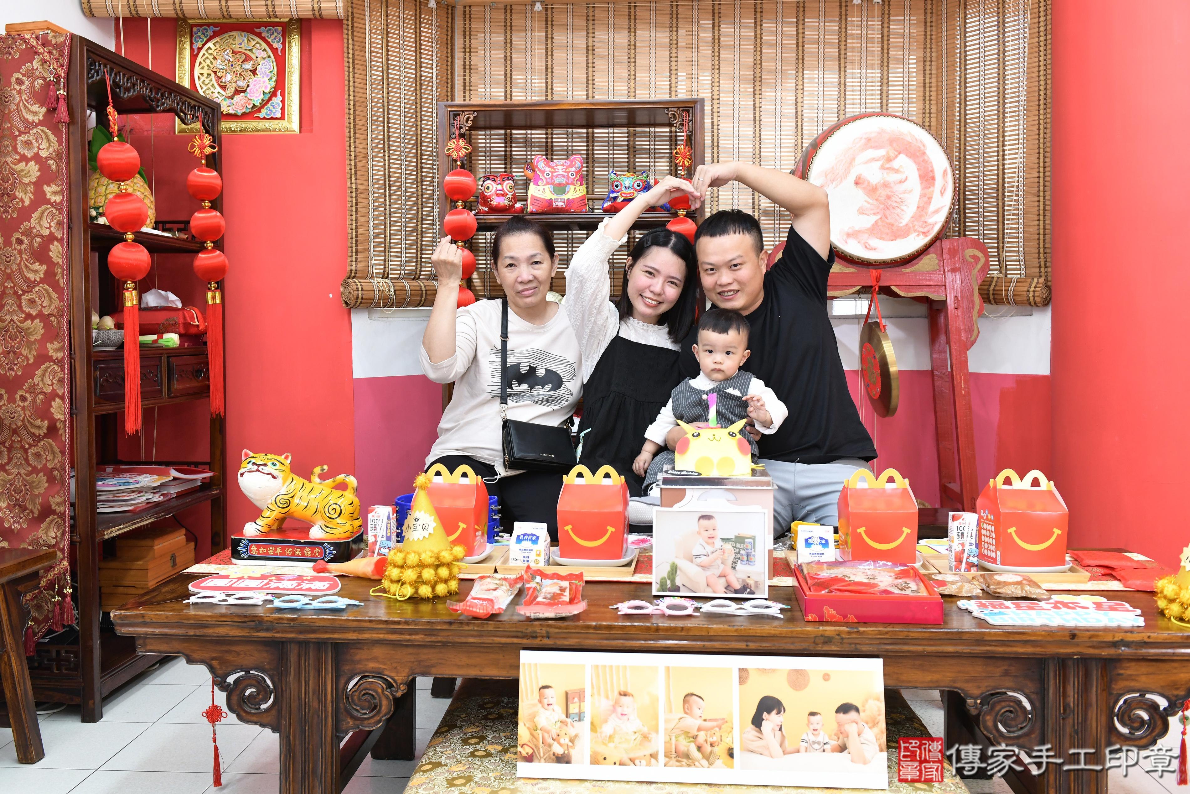 傳家手工印章高雄店、抓周、度脺、美式風會場、傳家嬰兒古禮、吉祥話、抓周道具物品24種、拍照。抓周證書。寶寶抓周、滿周歲、生日快樂、祝福