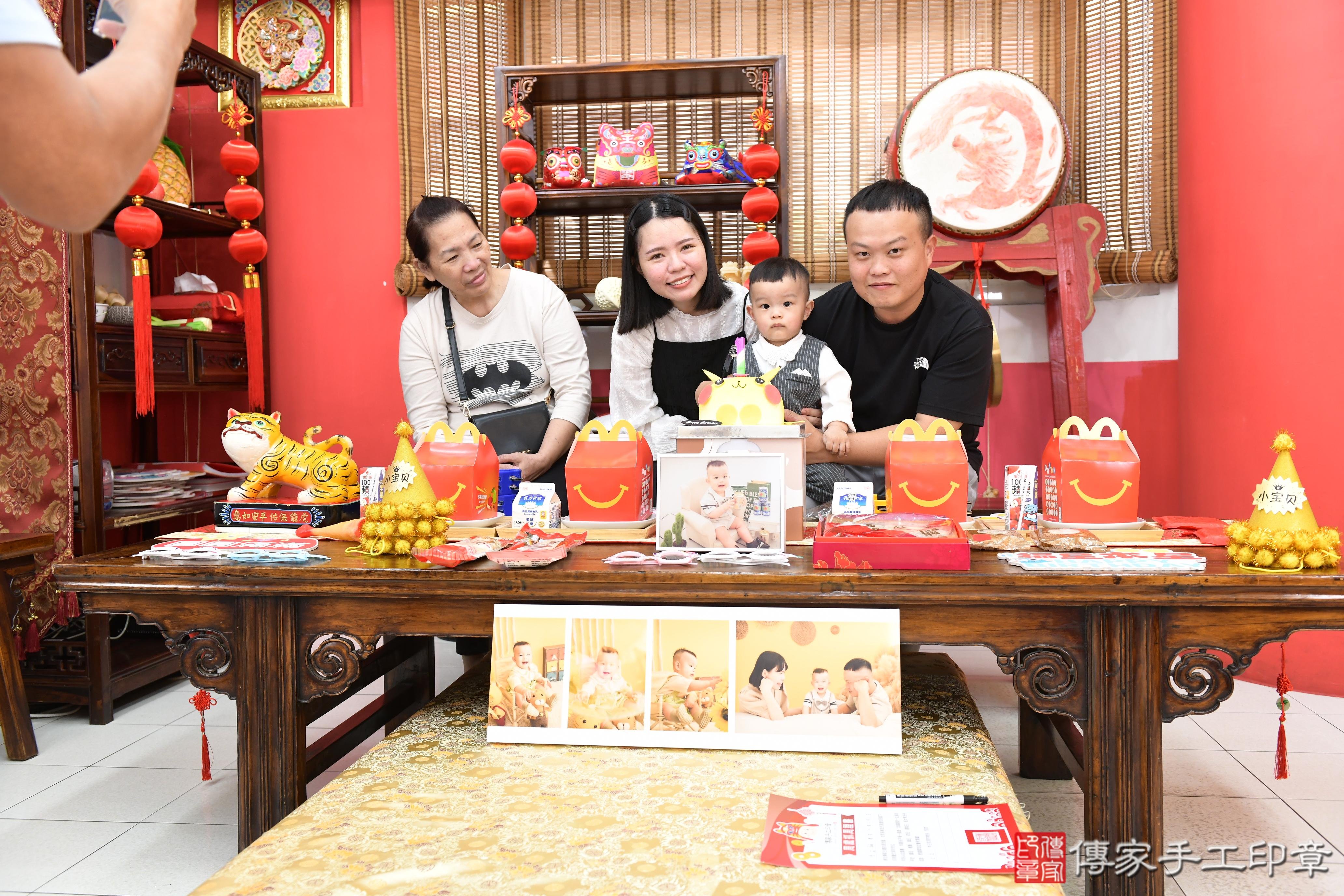 傳家手工印章高雄店、抓周、度脺、美式風會場、傳家嬰兒古禮、吉祥話、抓周道具物品24種、拍照。抓周證書。寶寶抓周、滿周歲、生日快樂、祝福