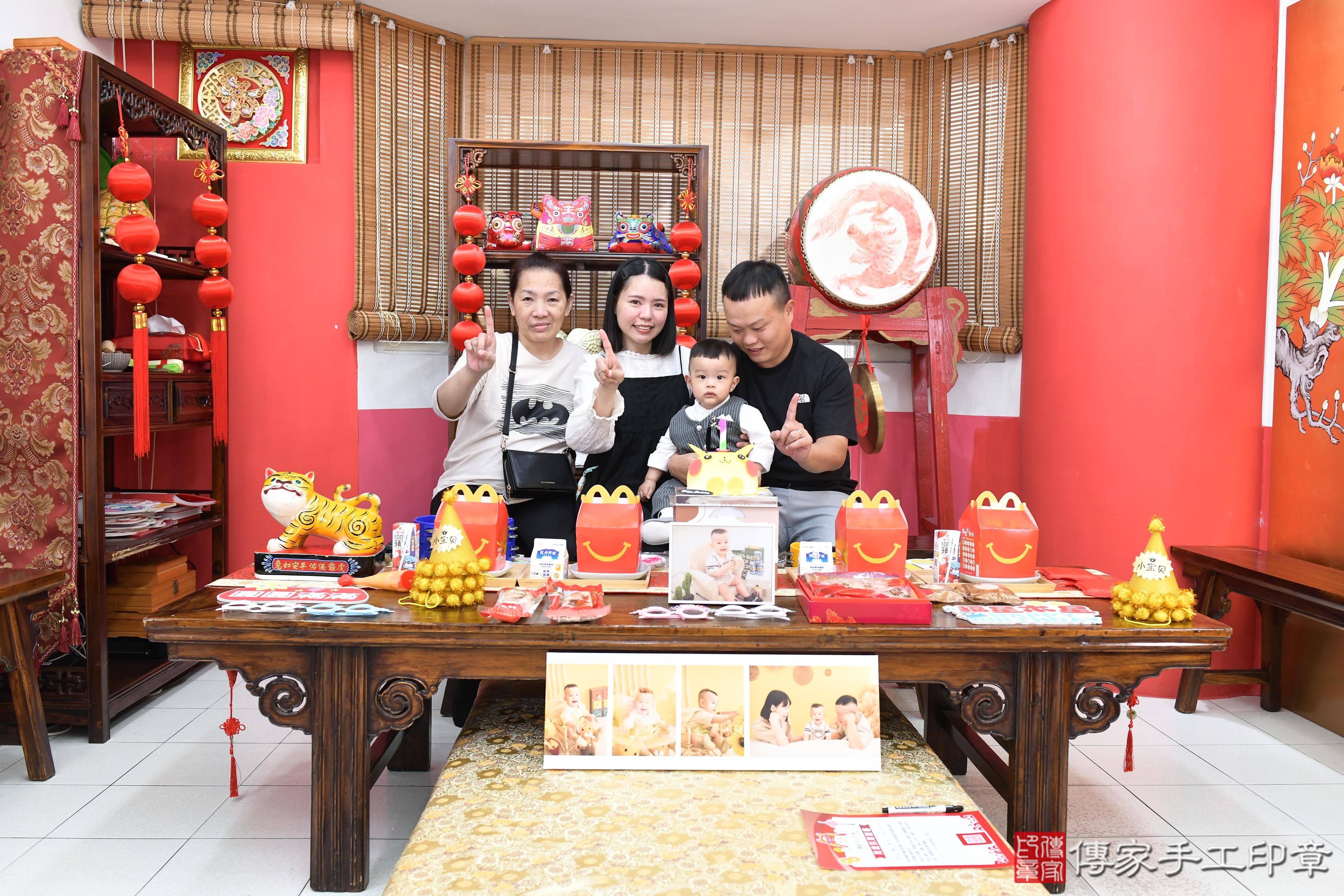 傳家手工印章高雄店、抓周、度脺、美式風會場、傳家嬰兒古禮、吉祥話、抓周道具物品24種、拍照。抓周證書。寶寶抓周、滿周歲、生日快樂、祝福