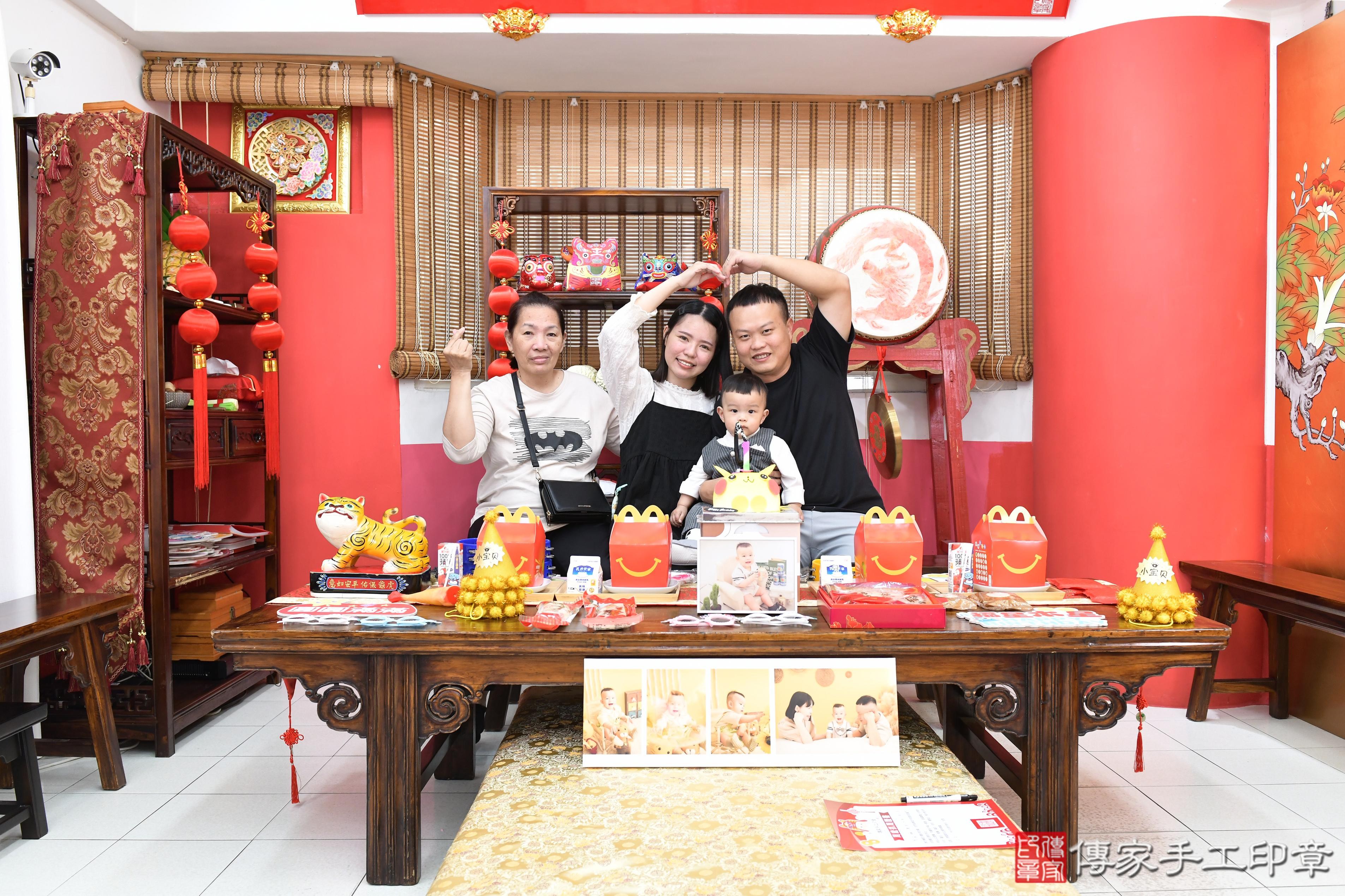 傳家手工印章高雄店、抓周、度脺、美式風會場、傳家嬰兒古禮、吉祥話、抓周道具物品24種、拍照。抓周證書。寶寶抓周、滿周歲、生日快樂、祝福