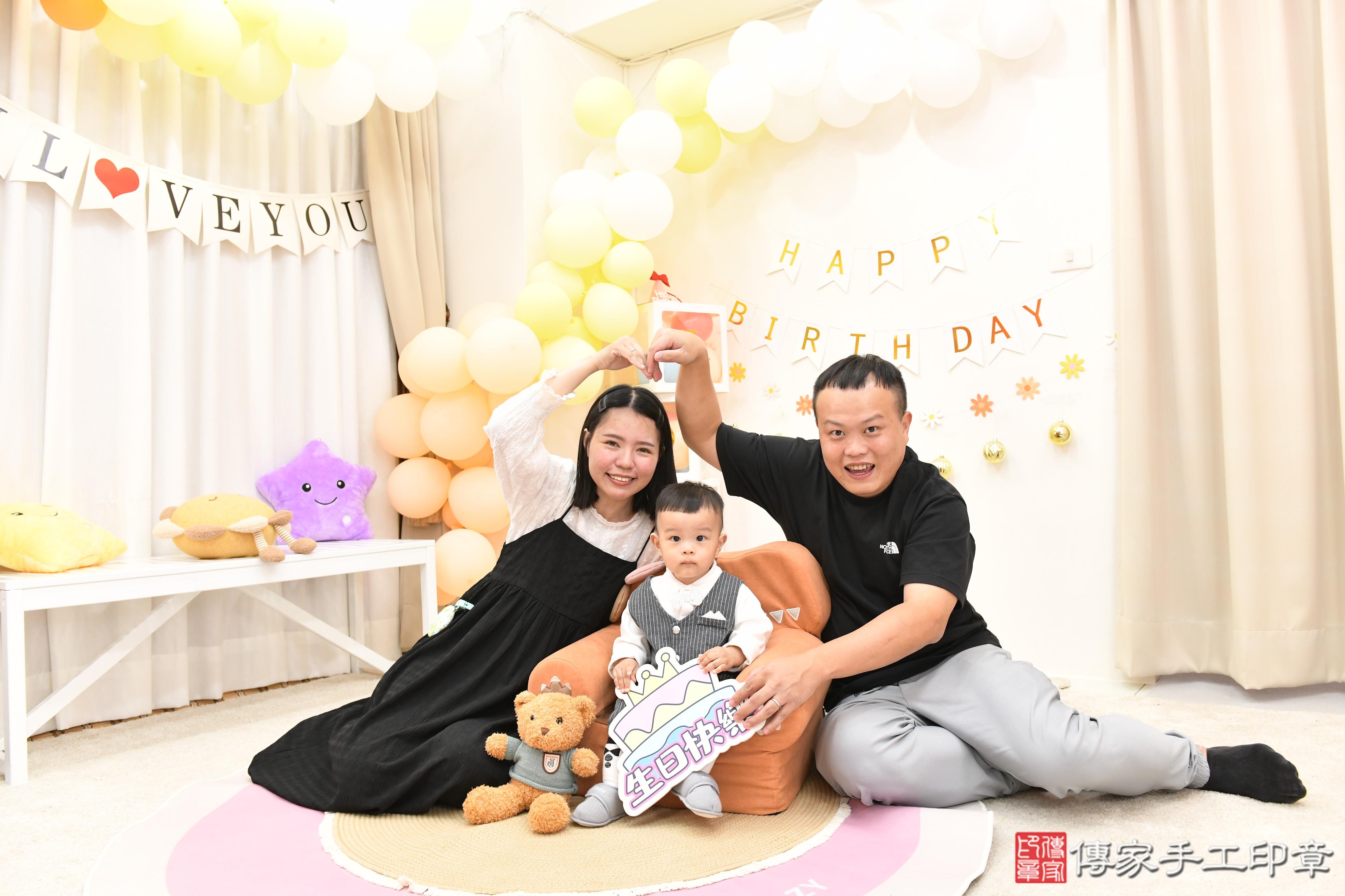 傳家手工印章高雄店、抓周、度脺、美式風會場、傳家嬰兒古禮、吉祥話、抓周道具物品24種、拍照。抓周證書。寶寶抓周、滿周歲、生日快樂、祝福