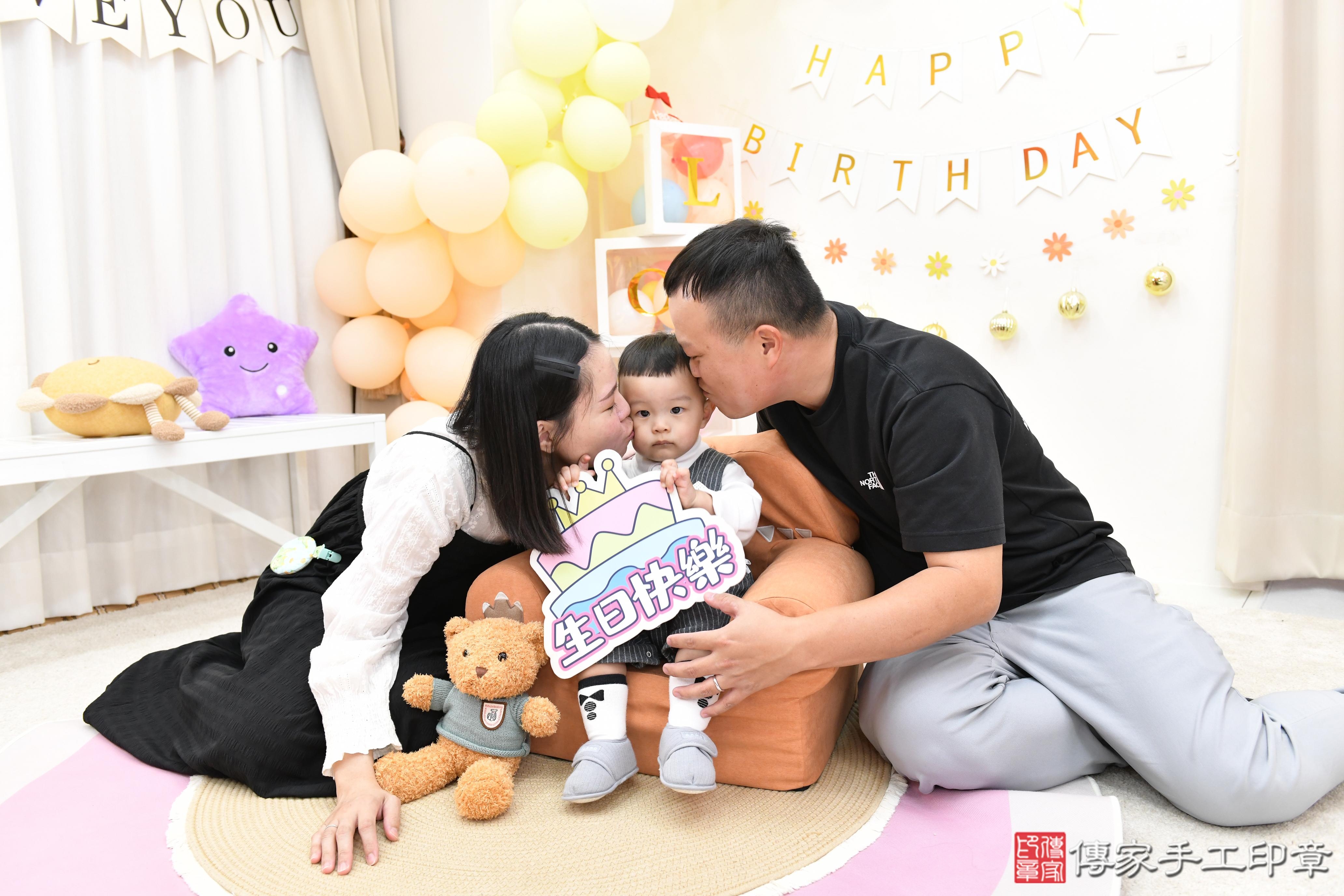 傳家手工印章高雄店、抓周、度脺、美式風會場、傳家嬰兒古禮、吉祥話、抓周道具物品24種、拍照。抓周證書。寶寶抓周、滿周歲、生日快樂、祝福