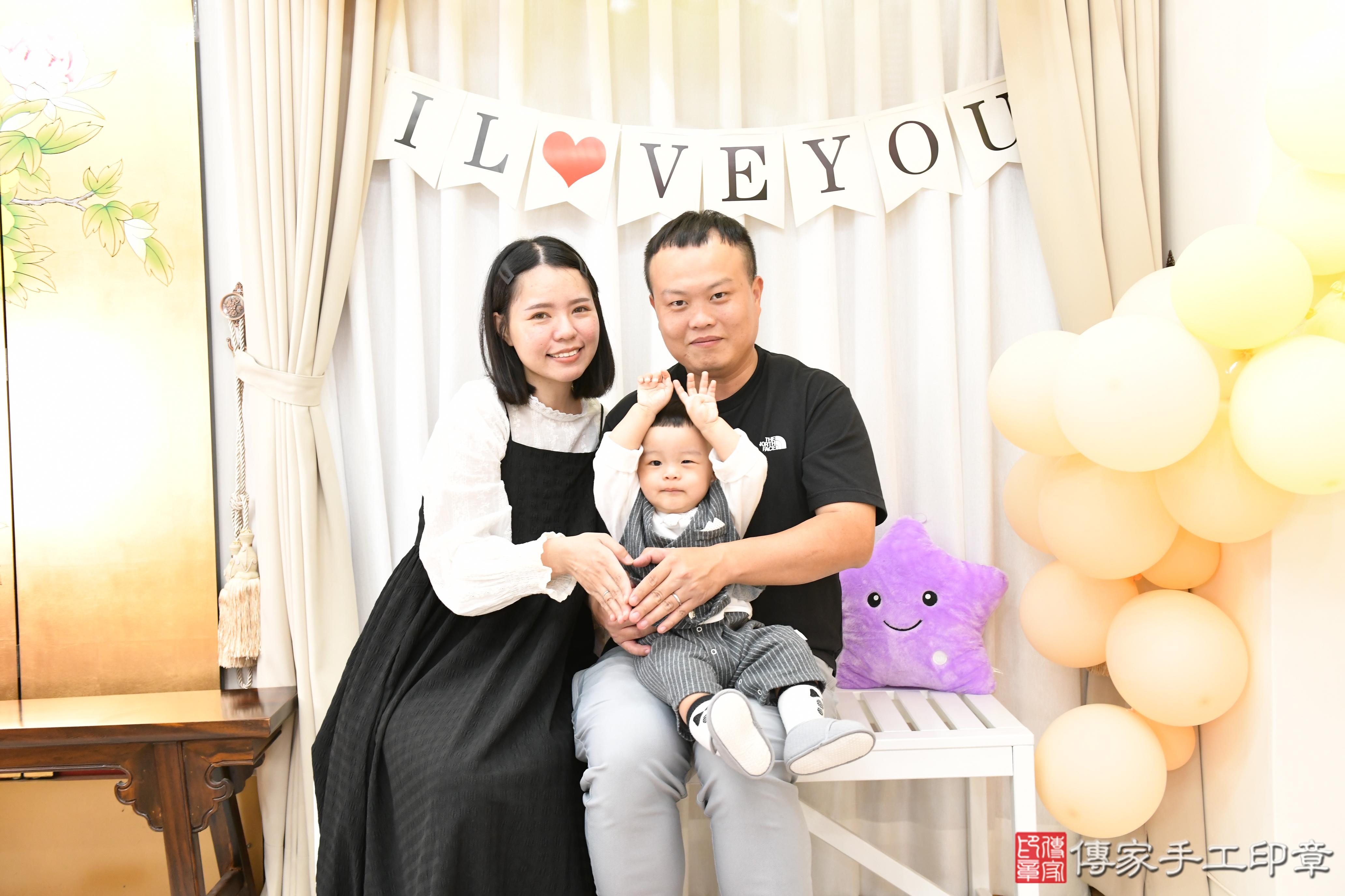 傳家手工印章高雄店、抓周、度脺、美式風會場、傳家嬰兒古禮、吉祥話、抓周道具物品24種、拍照。抓周證書。寶寶抓周、滿周歲、生日快樂、祝福