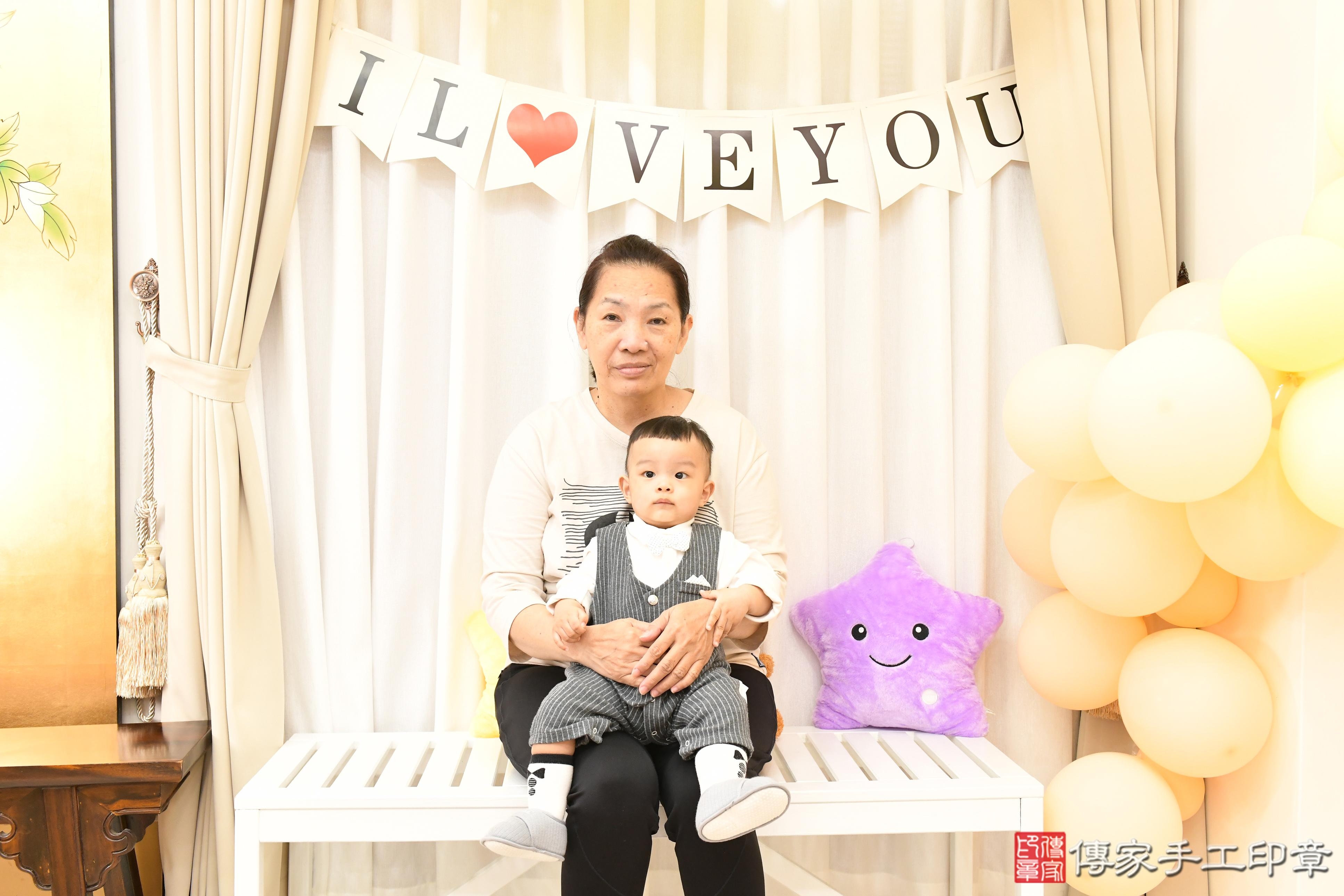 傳家手工印章高雄店、抓周、度脺、美式風會場、傳家嬰兒古禮、吉祥話、抓周道具物品24種、拍照。抓周證書。寶寶抓周、滿周歲、生日快樂、祝福