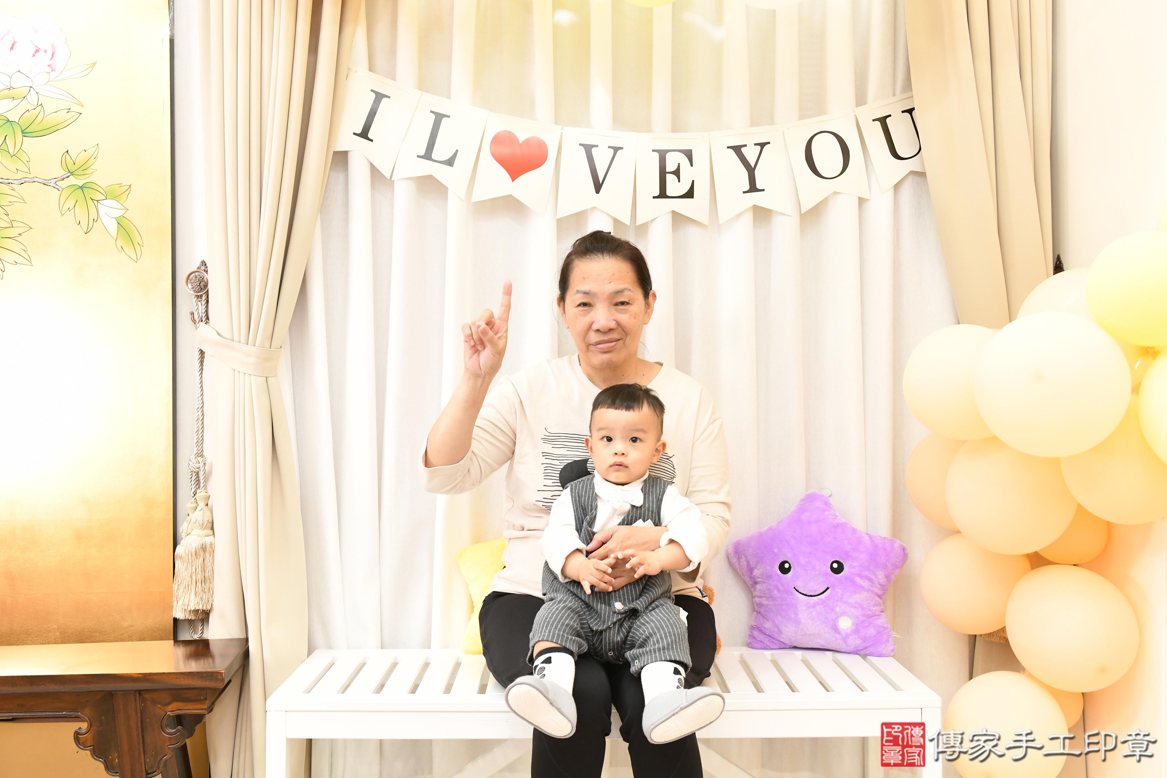 傳家手工印章高雄店、抓周、度脺、美式風會場、傳家嬰兒古禮、吉祥話、抓周道具物品24種、拍照。抓周證書。寶寶抓周、滿周歲、生日快樂、祝福