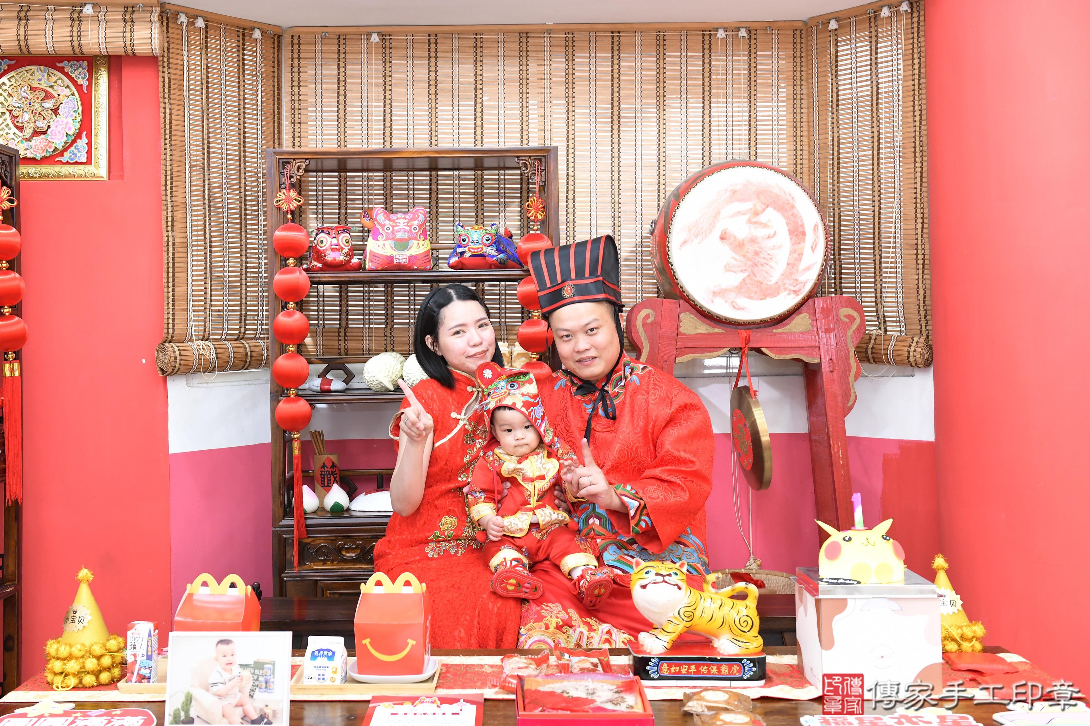 傳家手工印章高雄店、抓周、度脺、美式風會場、傳家嬰兒古禮、吉祥話、抓周道具物品24種、拍照。抓周證書。寶寶抓周、滿周歲、生日快樂、祝福