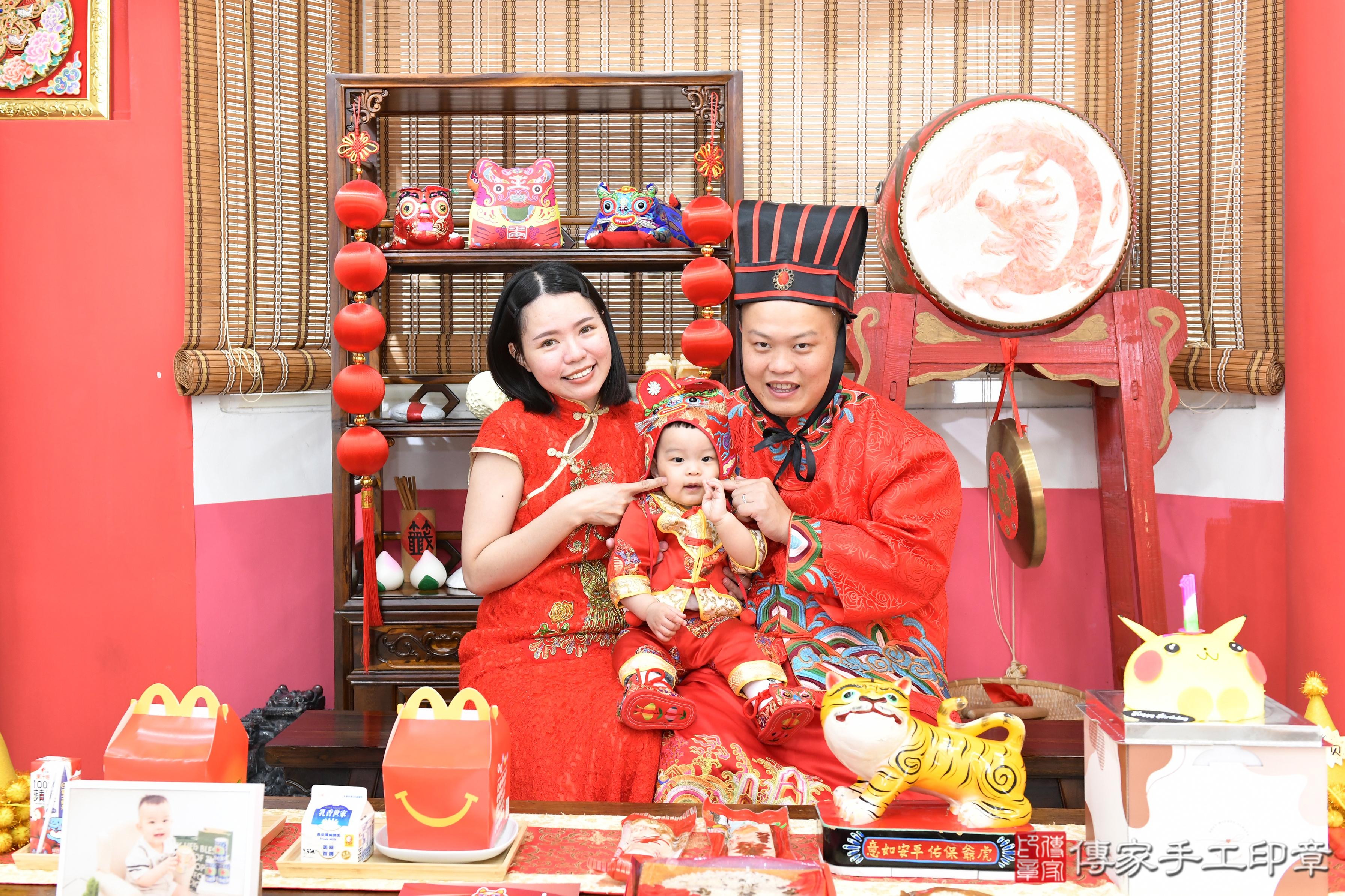 傳家手工印章高雄店、抓周、度脺、美式風會場、傳家嬰兒古禮、吉祥話、抓周道具物品24種、拍照。抓周證書。寶寶抓周、滿周歲、生日快樂、祝福