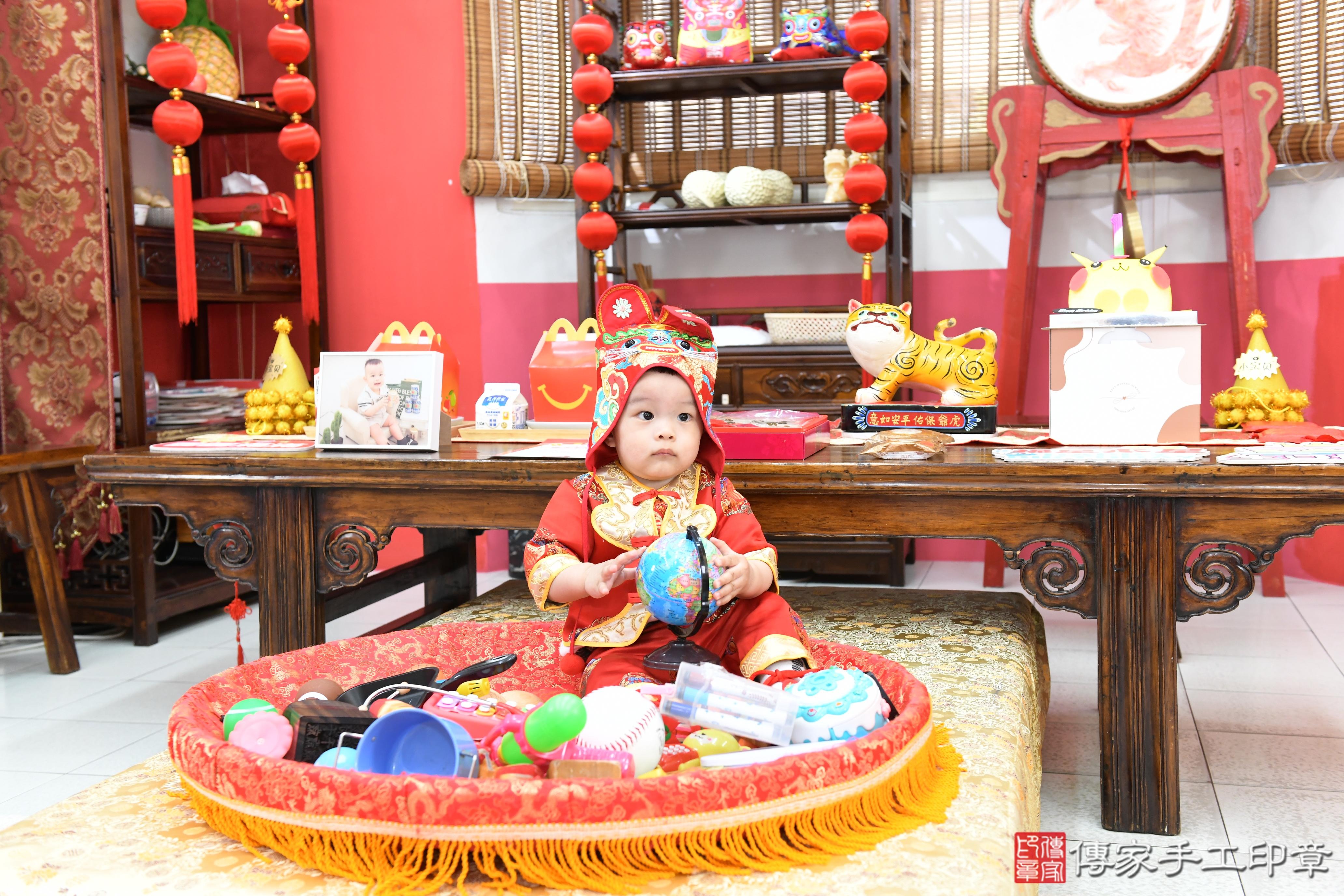 傳家手工印章高雄店、抓周、度脺、美式風會場、傳家嬰兒古禮、吉祥話、抓周道具物品24種、拍照。抓周證書。寶寶抓周、滿周歲、生日快樂、祝福