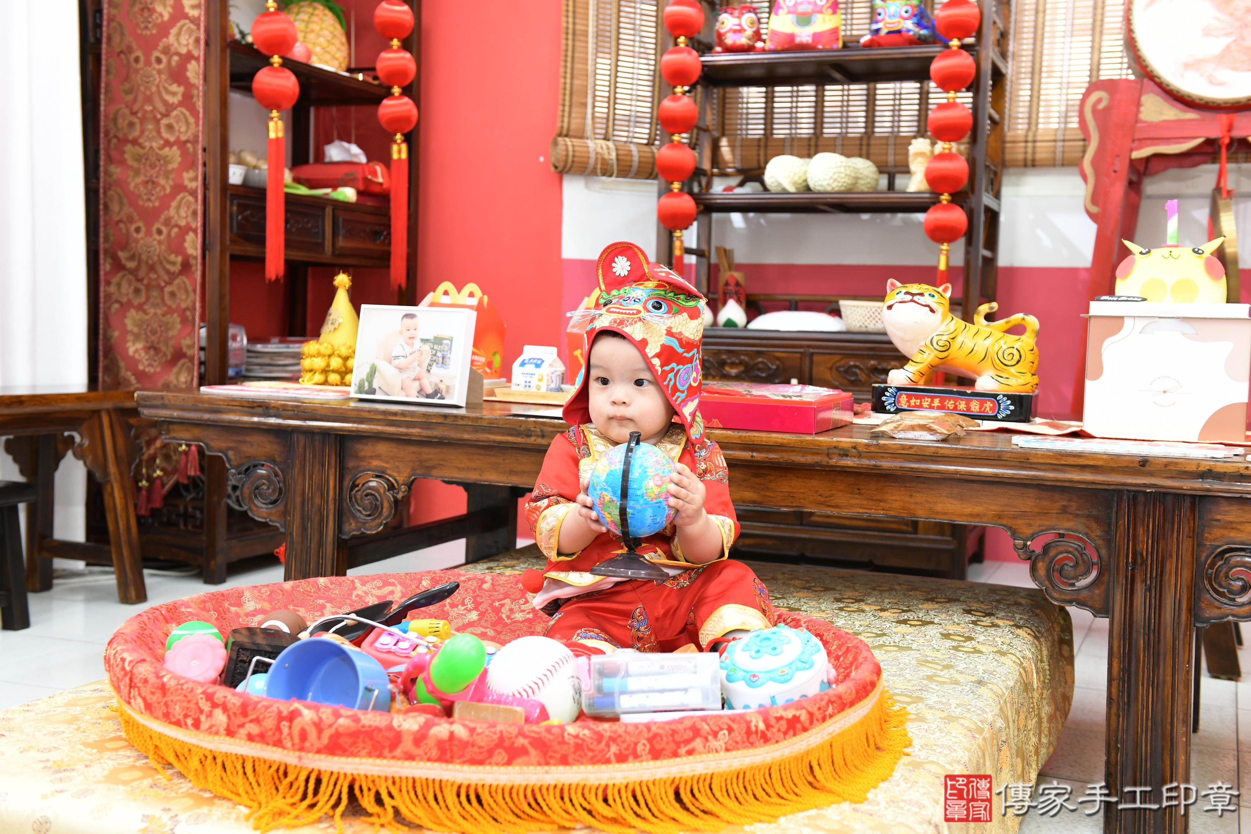 傳家手工印章高雄店、抓周、度脺、美式風會場、傳家嬰兒古禮、吉祥話、抓周道具物品24種、拍照。抓周證書。寶寶抓周、滿周歲、生日快樂、祝福