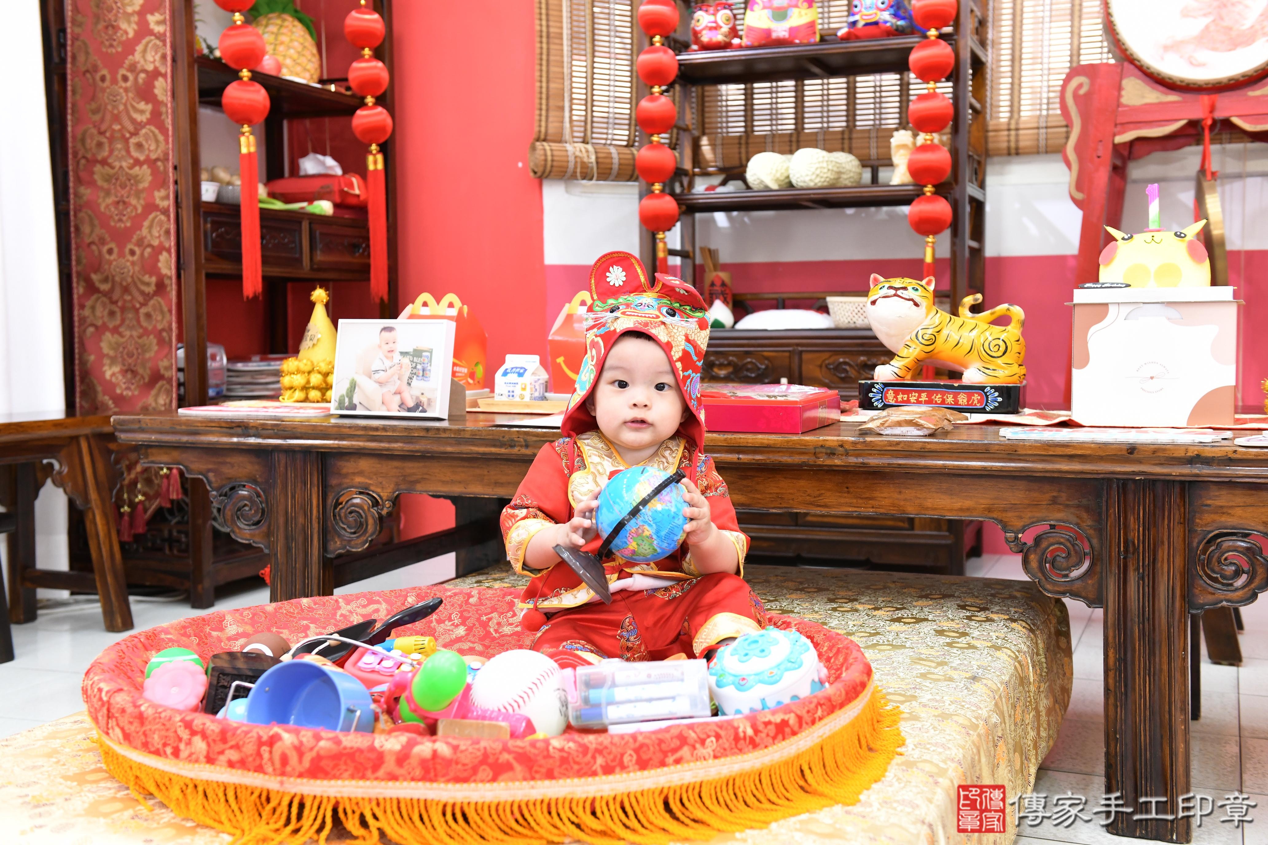 傳家手工印章高雄店、抓周、度脺、美式風會場、傳家嬰兒古禮、吉祥話、抓周道具物品24種、拍照。抓周證書。寶寶抓周、滿周歲、生日快樂、祝福