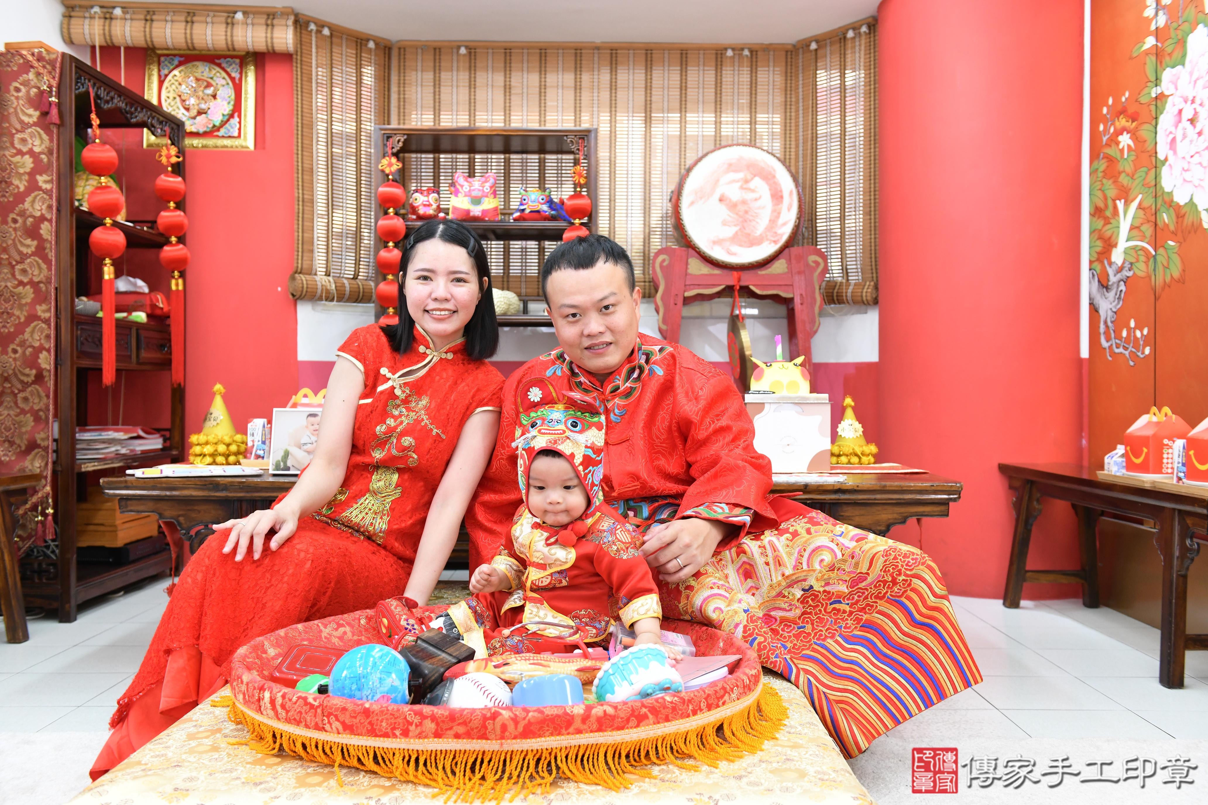 傳家手工印章高雄店、抓周、度脺、美式風會場、傳家嬰兒古禮、吉祥話、抓周道具物品24種、拍照。抓周證書。寶寶抓周、滿周歲、生日快樂、祝福