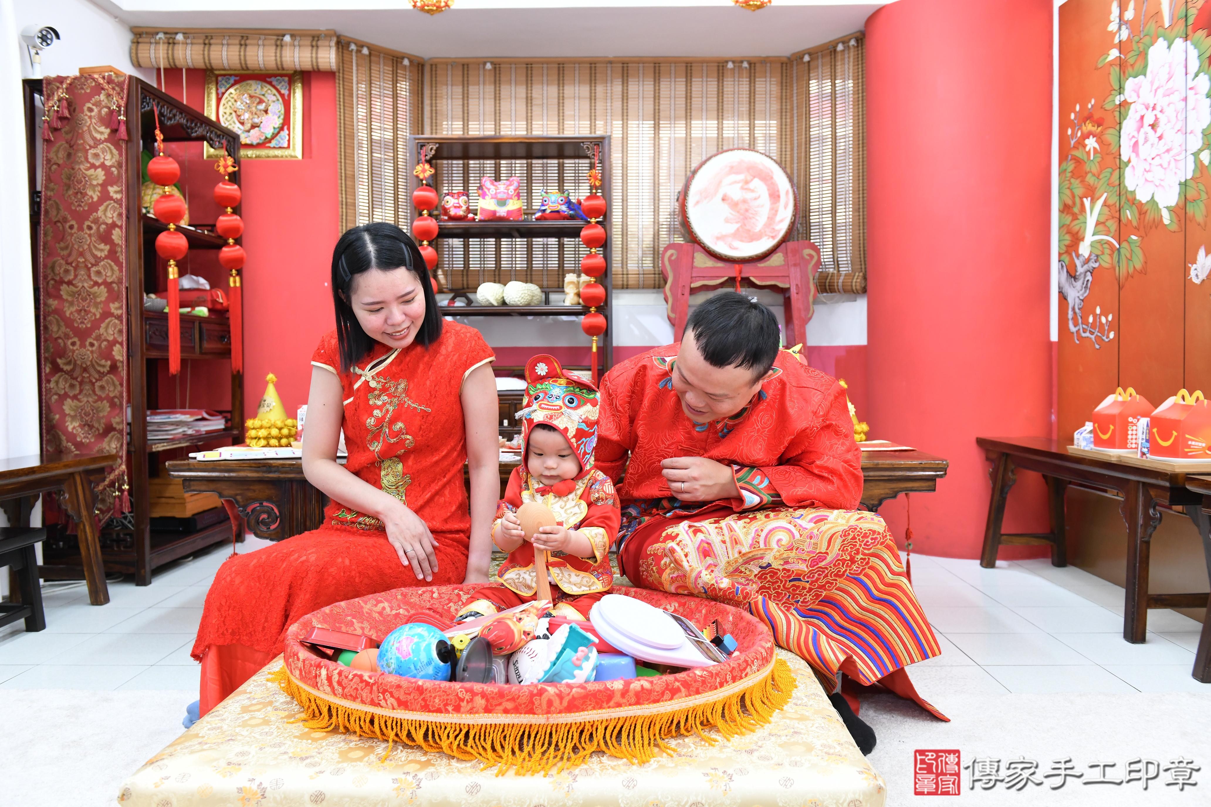 傳家手工印章高雄店、抓周、度脺、美式風會場、傳家嬰兒古禮、吉祥話、抓周道具物品24種、拍照。抓周證書。寶寶抓周、滿周歲、生日快樂、祝福