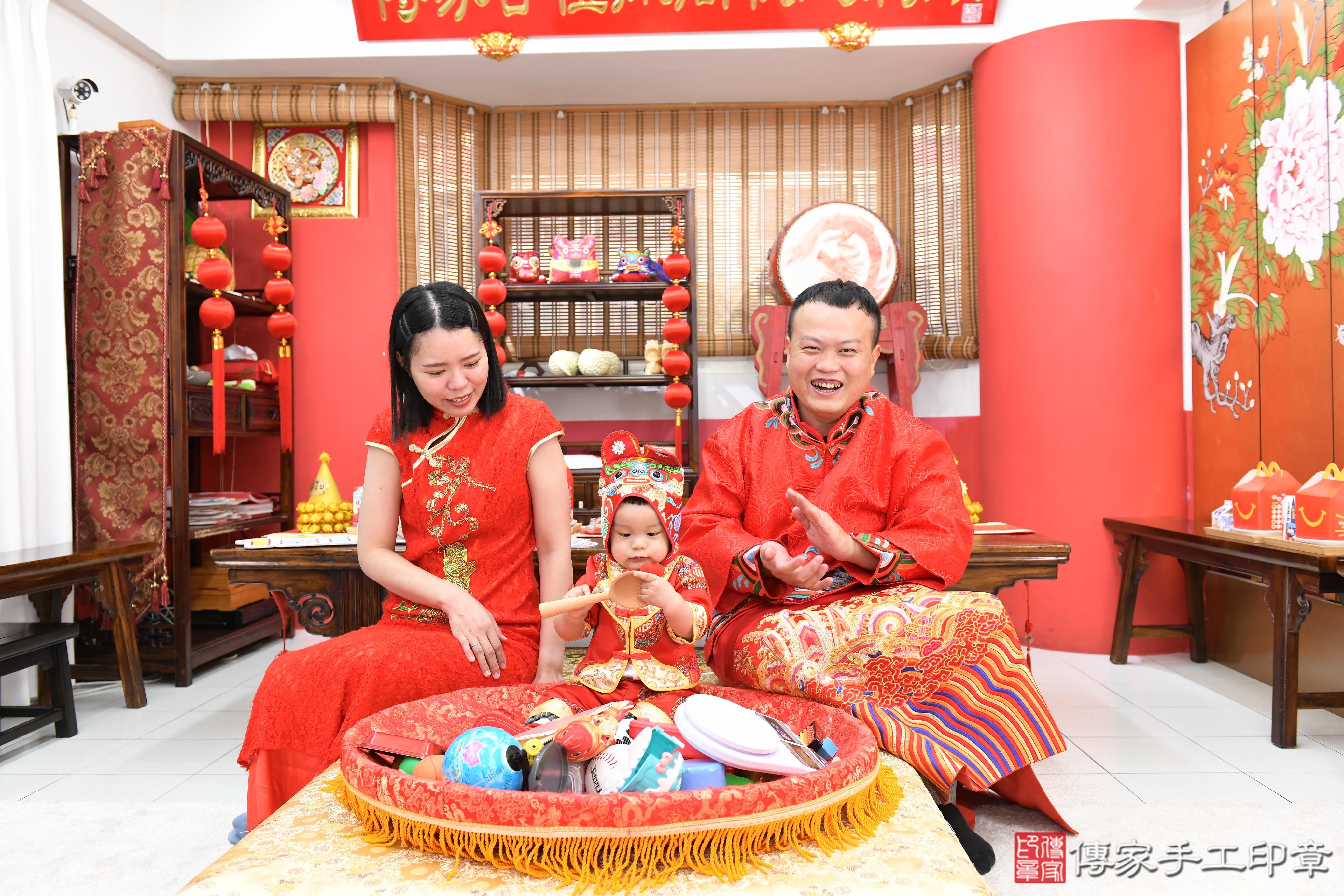傳家手工印章高雄店、抓周、度脺、美式風會場、傳家嬰兒古禮、吉祥話、抓周道具物品24種、拍照。抓周證書。寶寶抓周、滿周歲、生日快樂、祝福