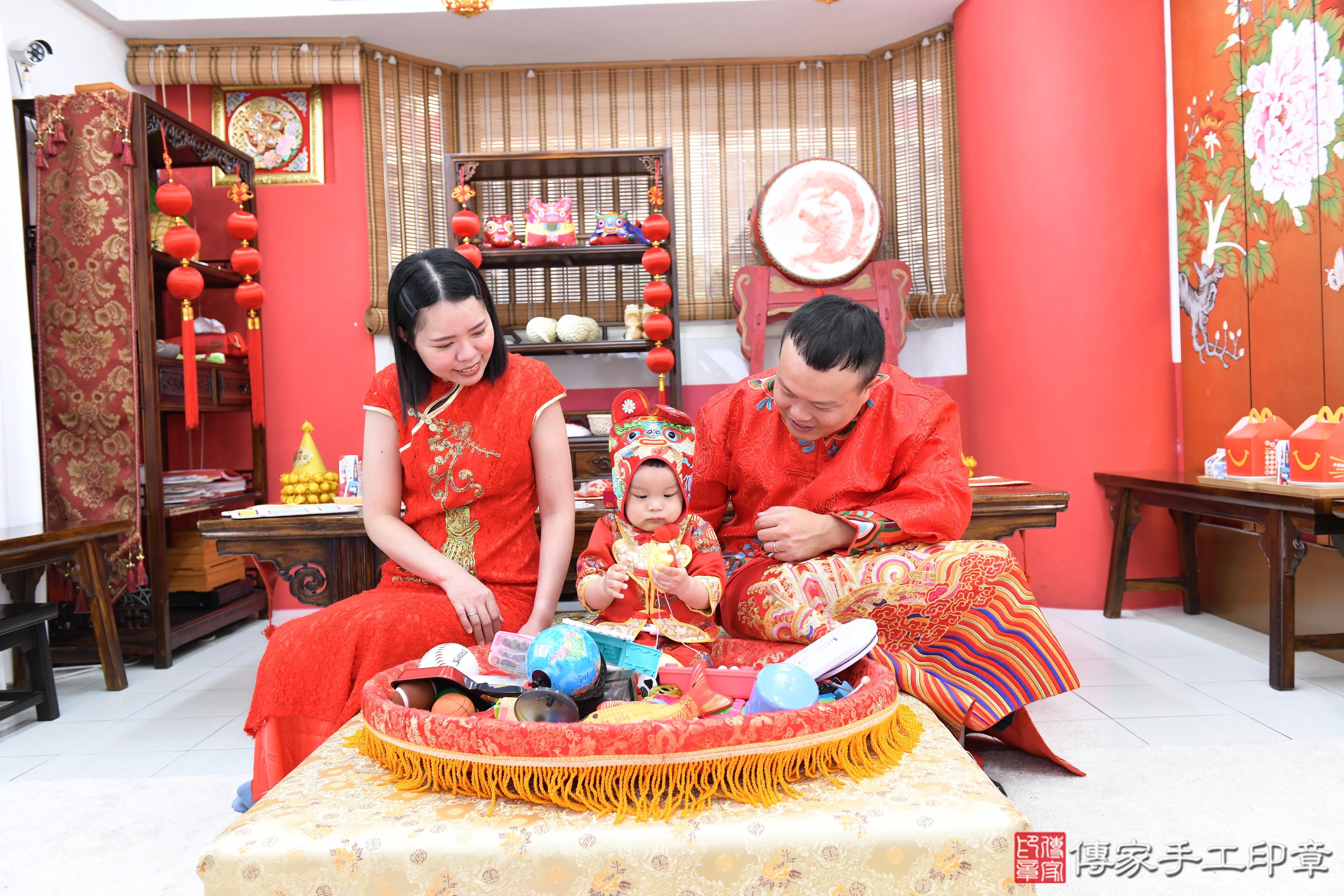 傳家手工印章高雄店、抓周、度脺、美式風會場、傳家嬰兒古禮、吉祥話、抓周道具物品24種、拍照。抓周證書。寶寶抓周、滿周歲、生日快樂、祝福