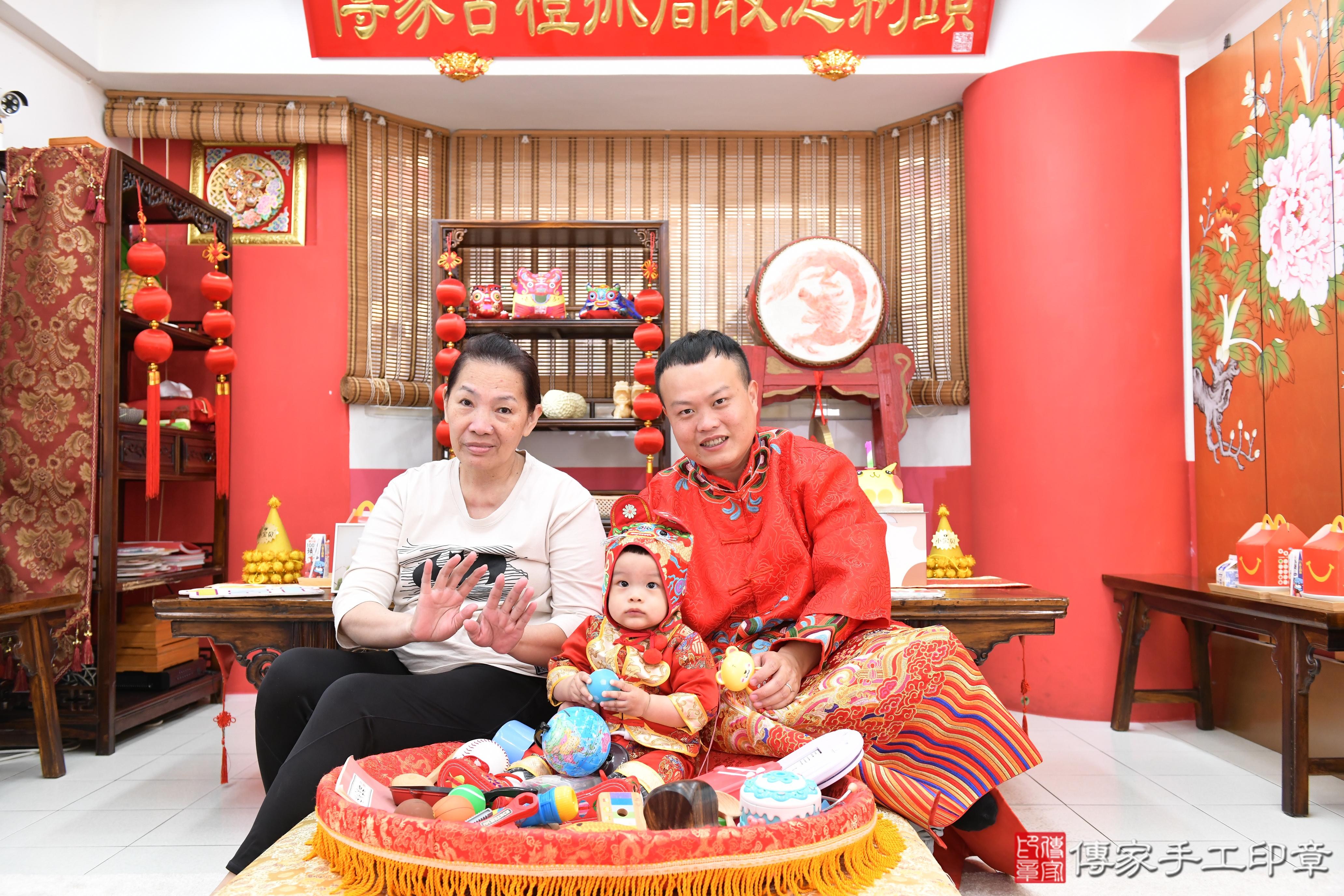 傳家手工印章高雄店、抓周、度脺、美式風會場、傳家嬰兒古禮、吉祥話、抓周道具物品24種、拍照。抓周證書。寶寶抓周、滿周歲、生日快樂、祝福